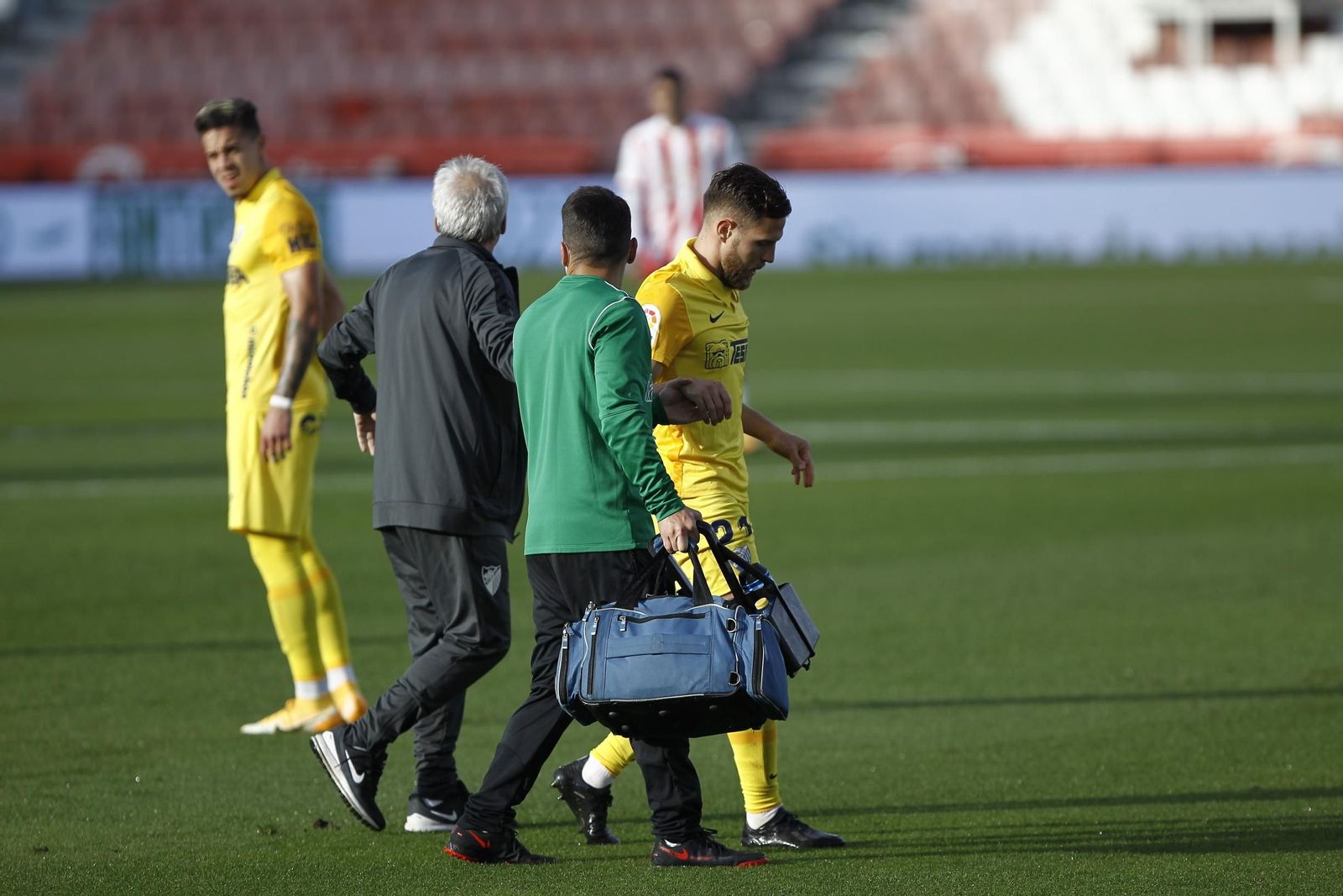Calero sale del campo en el Almería - Málaga