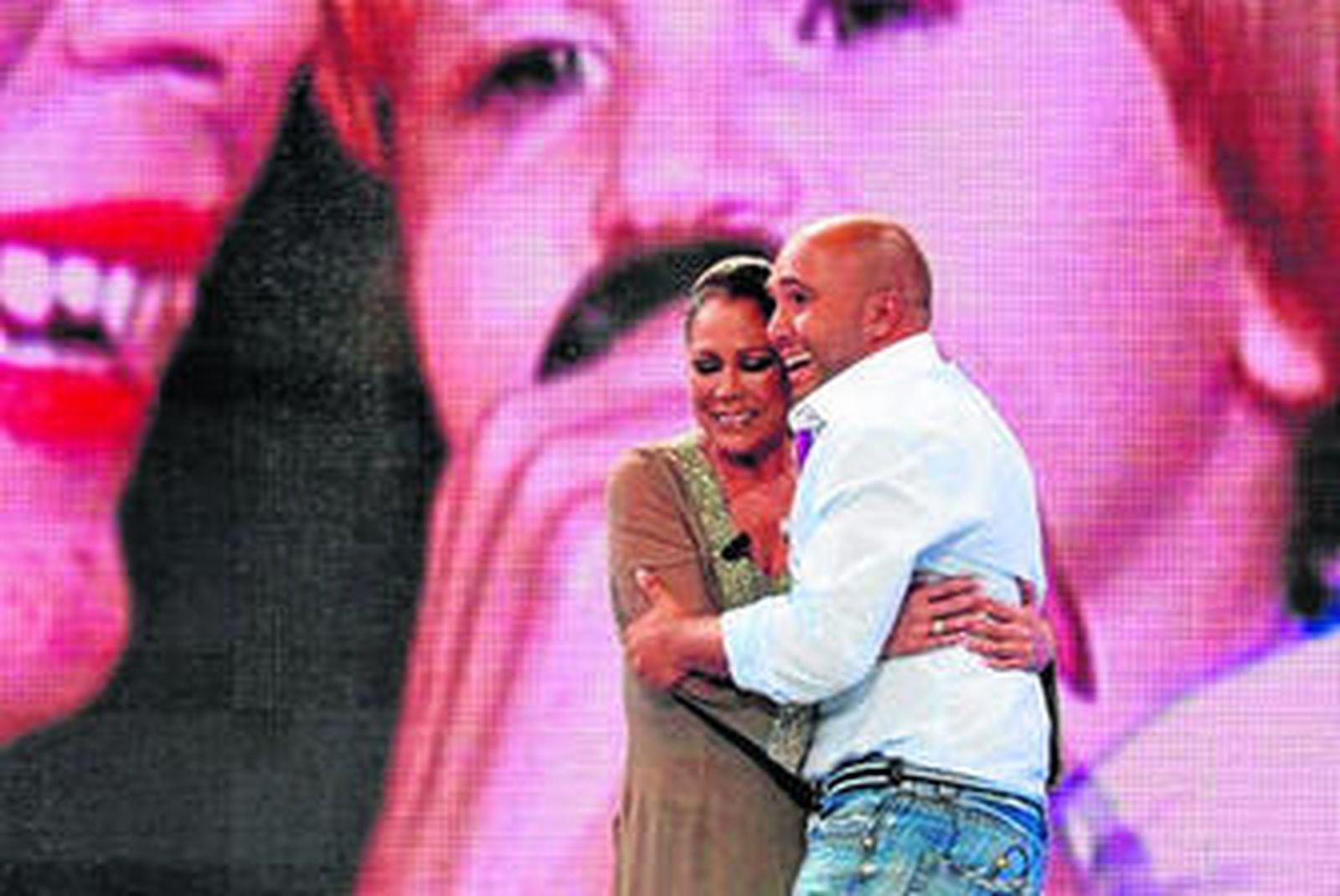 Isabel Pantoja y su hijo cantarán la canción 'Debo hacerlo'.