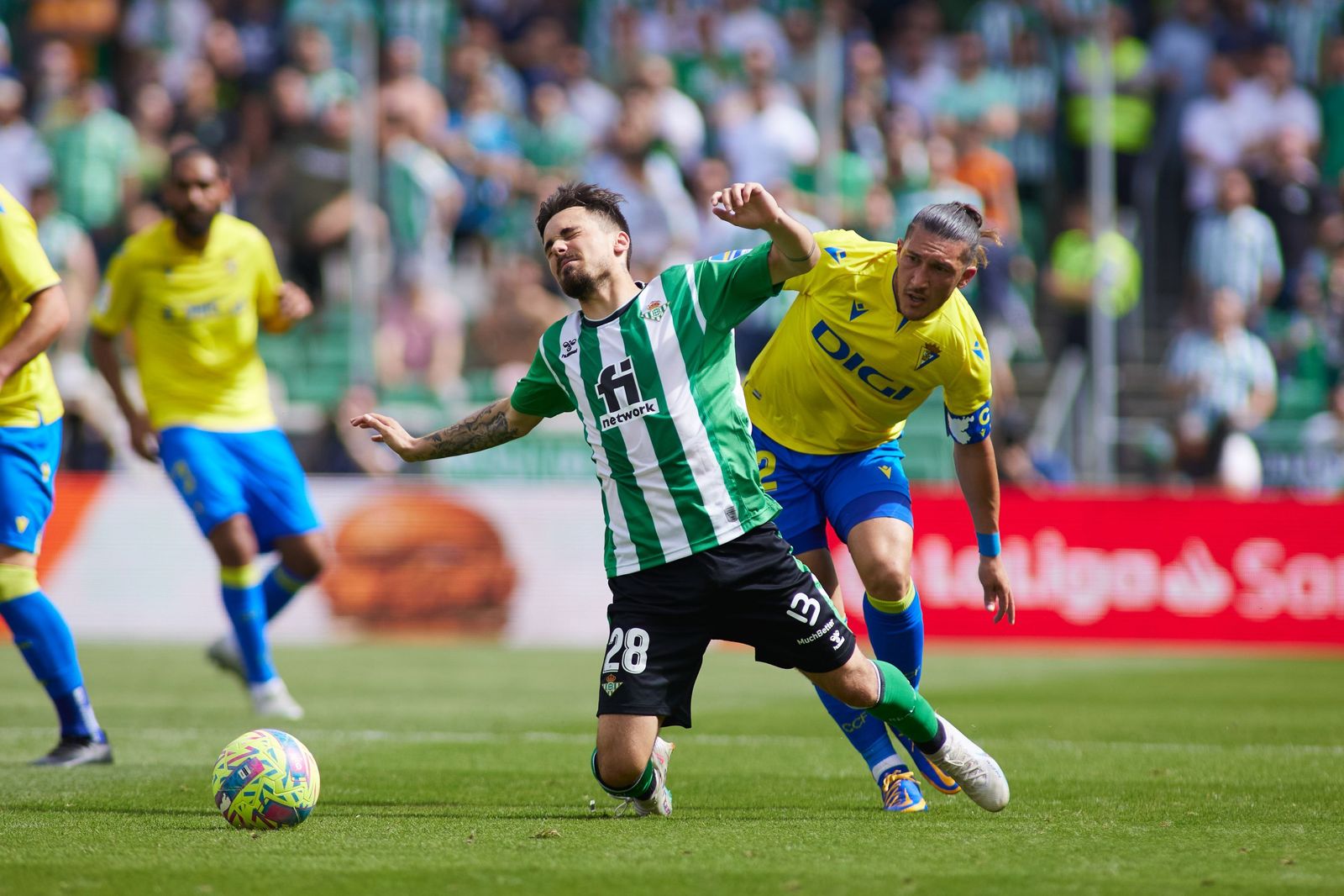 Rodri recibe una falta durante el duelo ante el Cádiz en el Benito Villamarín la pasada campaña.