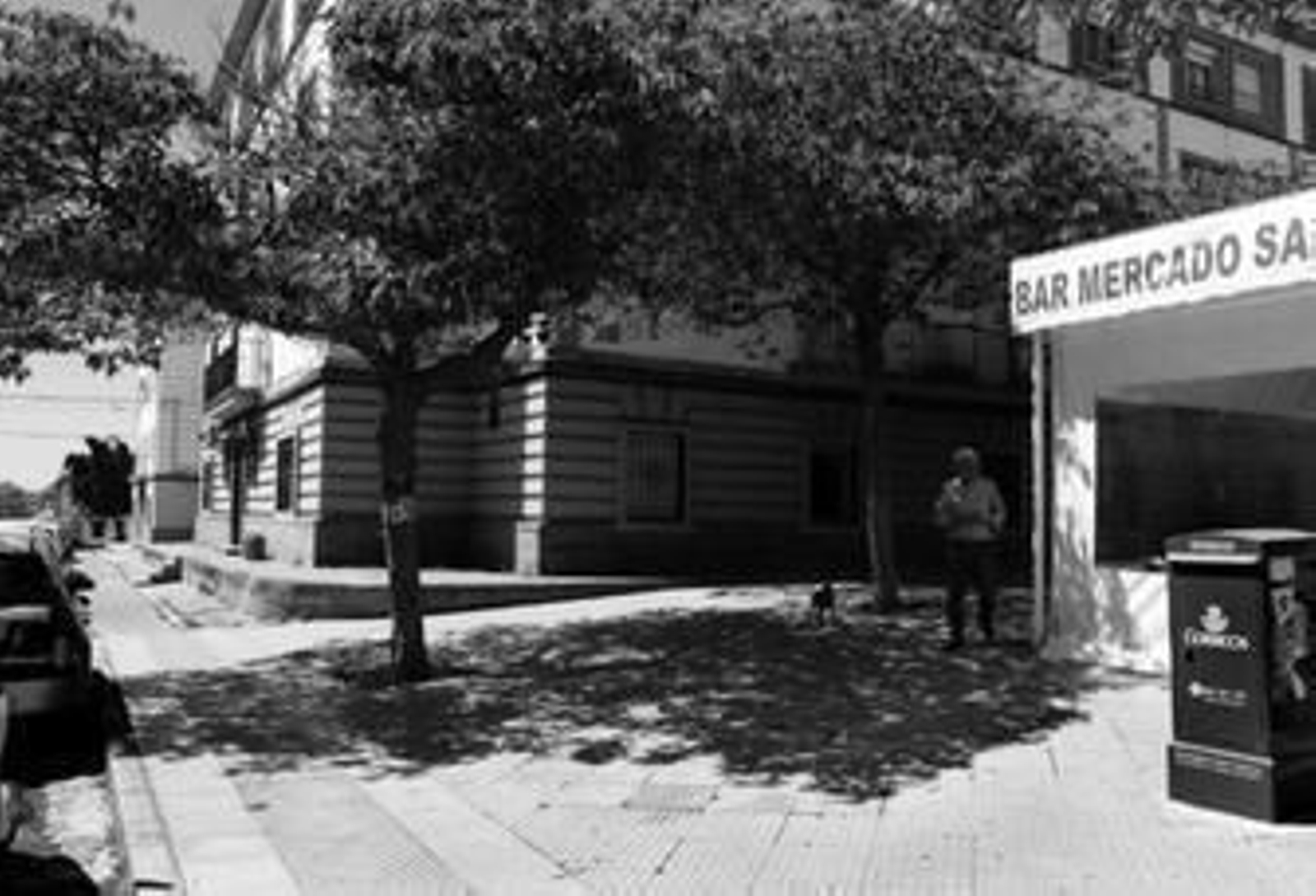 Exterior del piso bajo en el que fue encontrado ayer el cadáver de un hombre junto al mercado de San Sebastián.