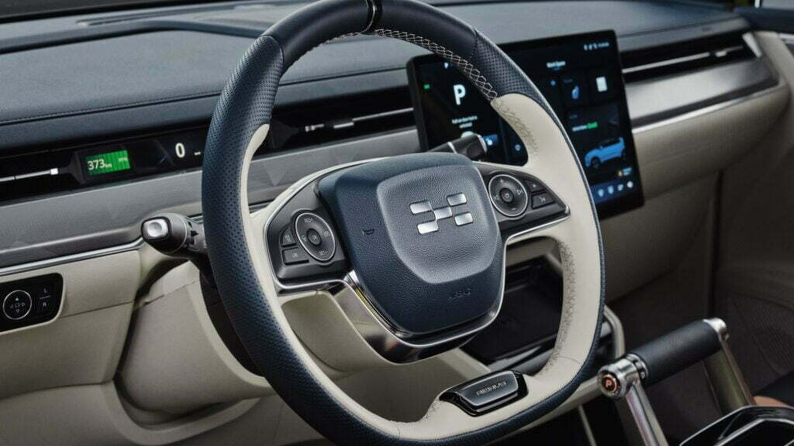 La pantalla del sistema de infoentretenimiento vuela sobre un salpicadero muy minimalista, en el que se integra la instrumentación.