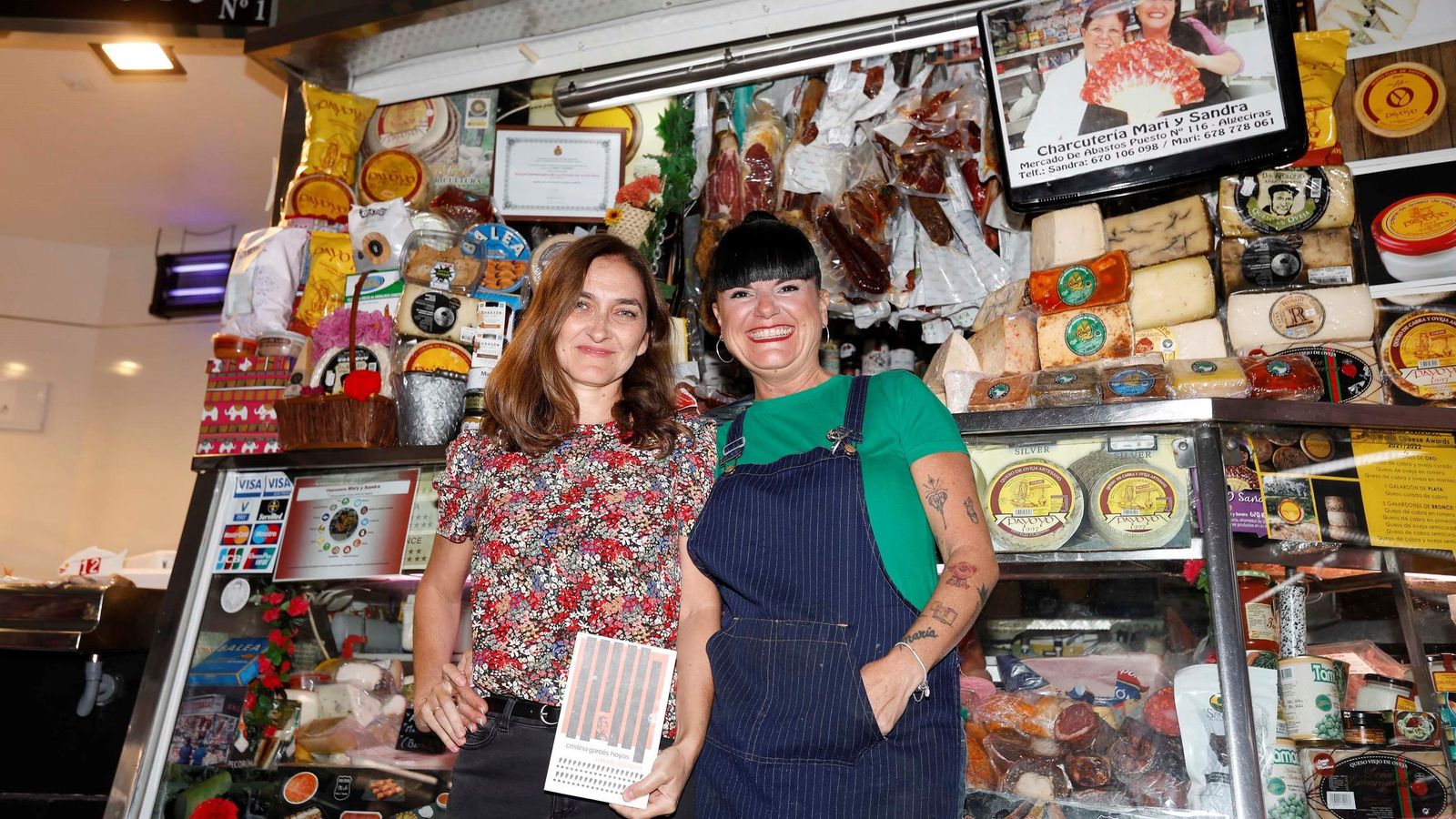 Cristina Garcés Hoyos, en el mercado Ingeniero Torroja de Algeciras junto a la charcutera Sandra, que también sale en su novela 'Modo aleatorio'.
