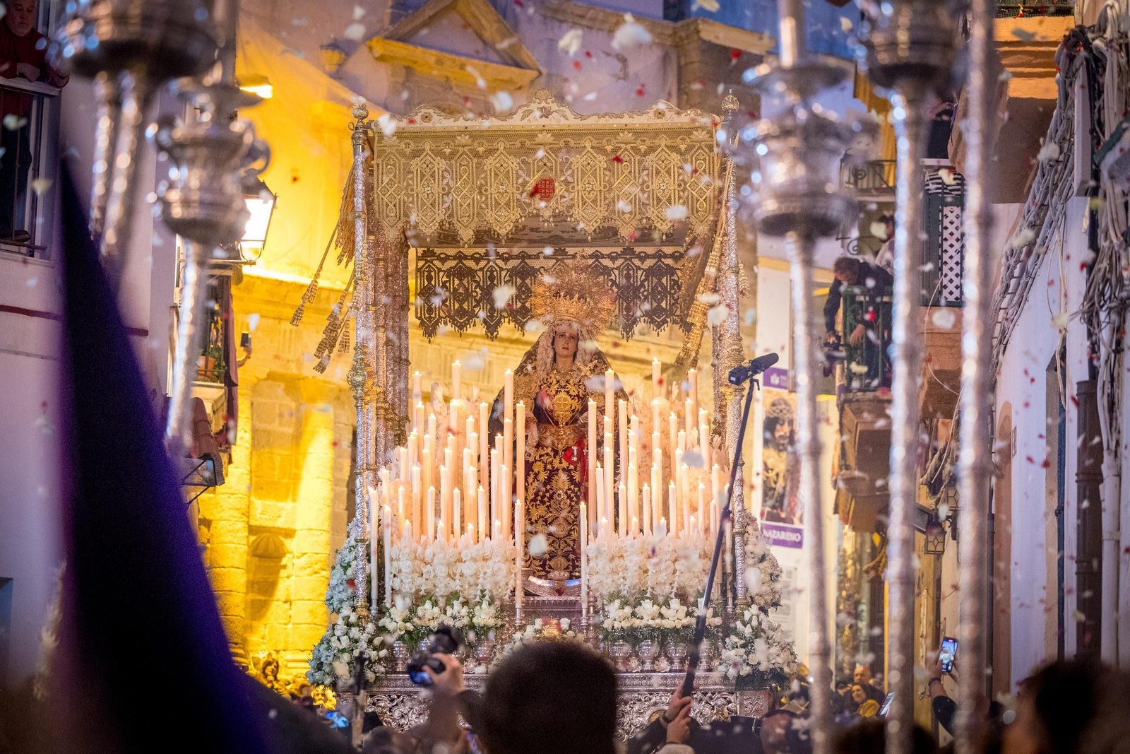 Imágenes de la salida del Nazareno en la Semana Santa de Cádiz 2025