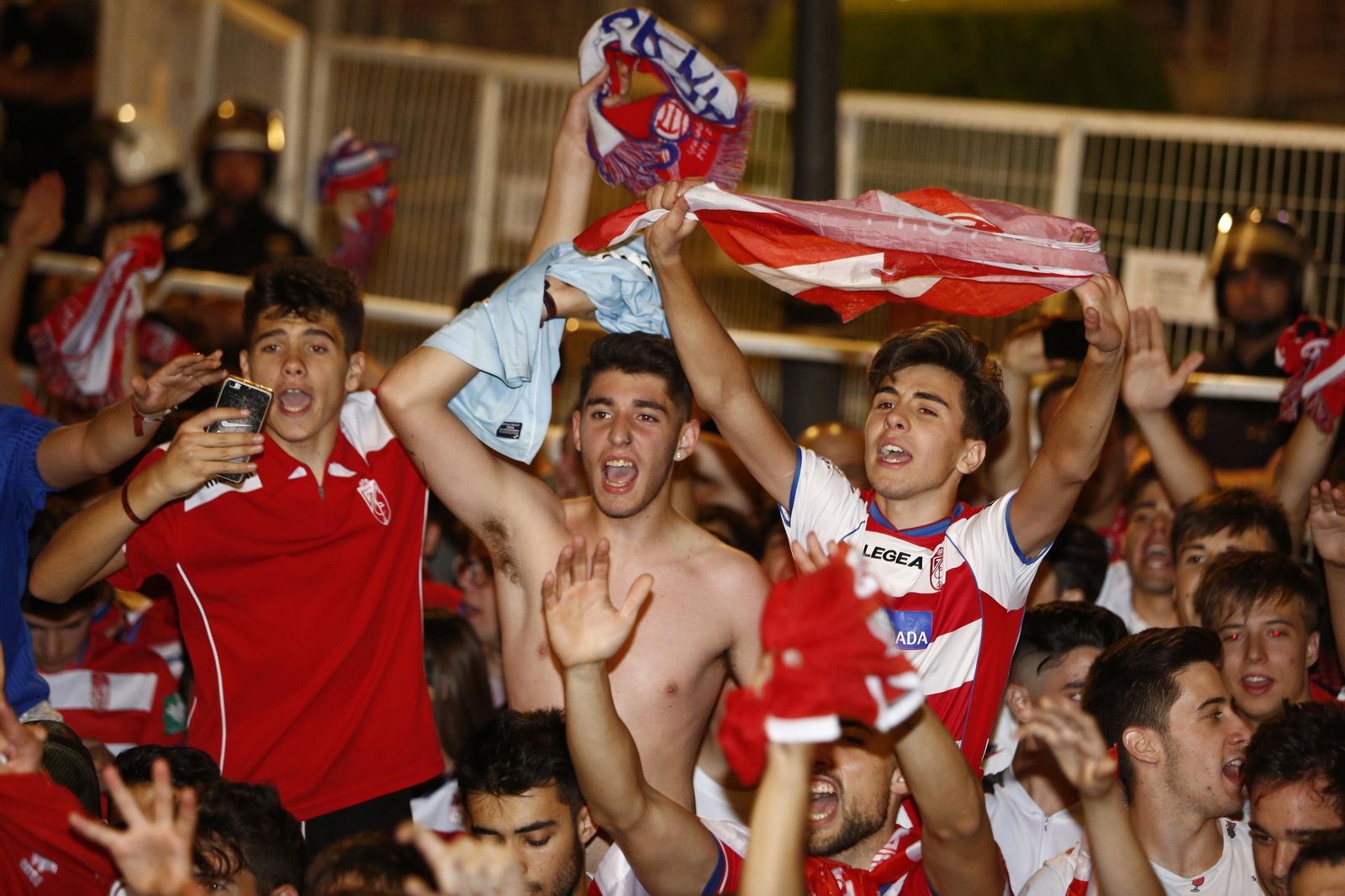 Las mejores imágenes de cómo Granada celebró el ascenso en la Fuente de las Batallas
