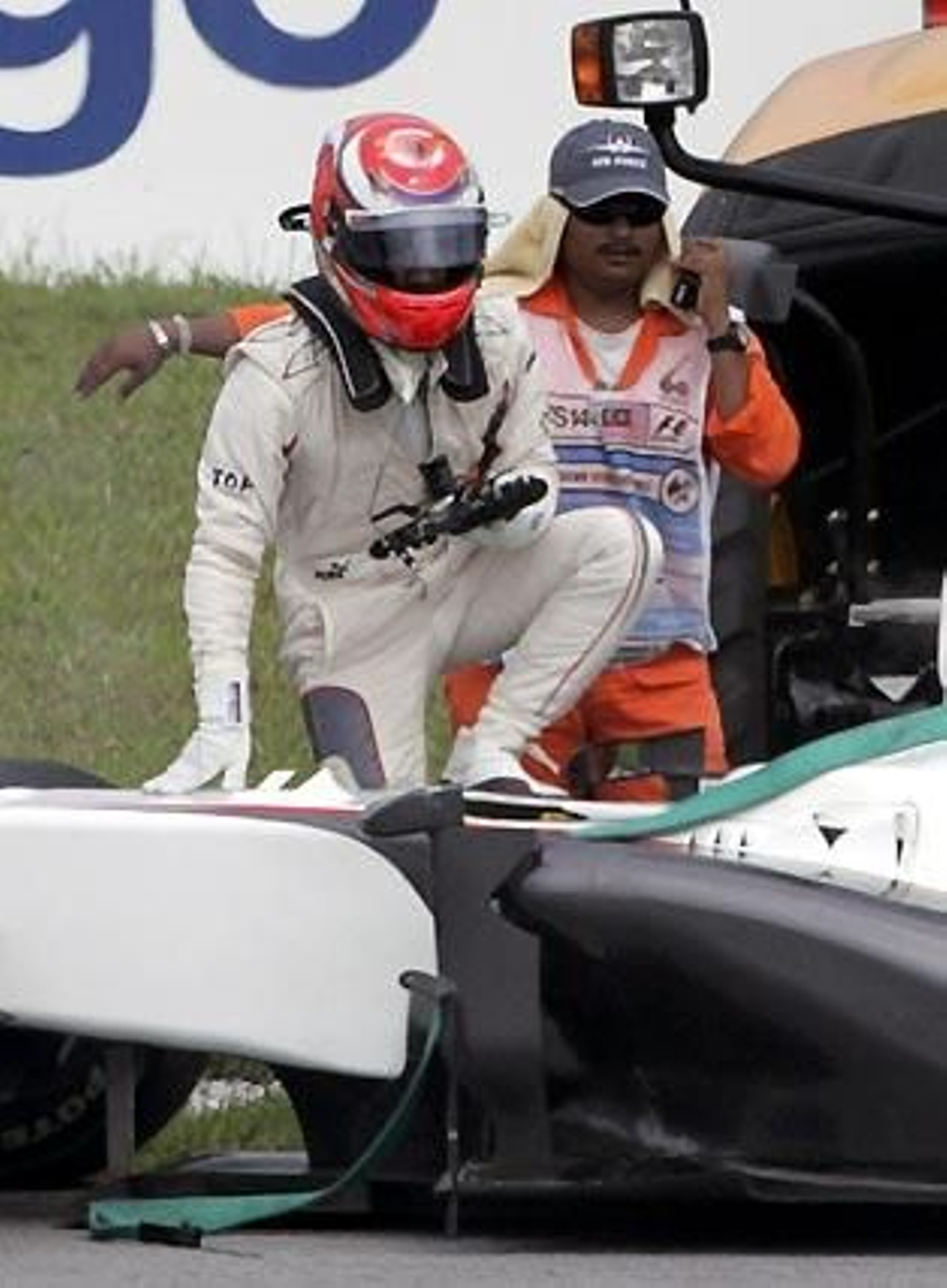Pedro de la Rosa sale de su maltrecho Sauber.

Foto: Reuters / Afp Photo / Efe