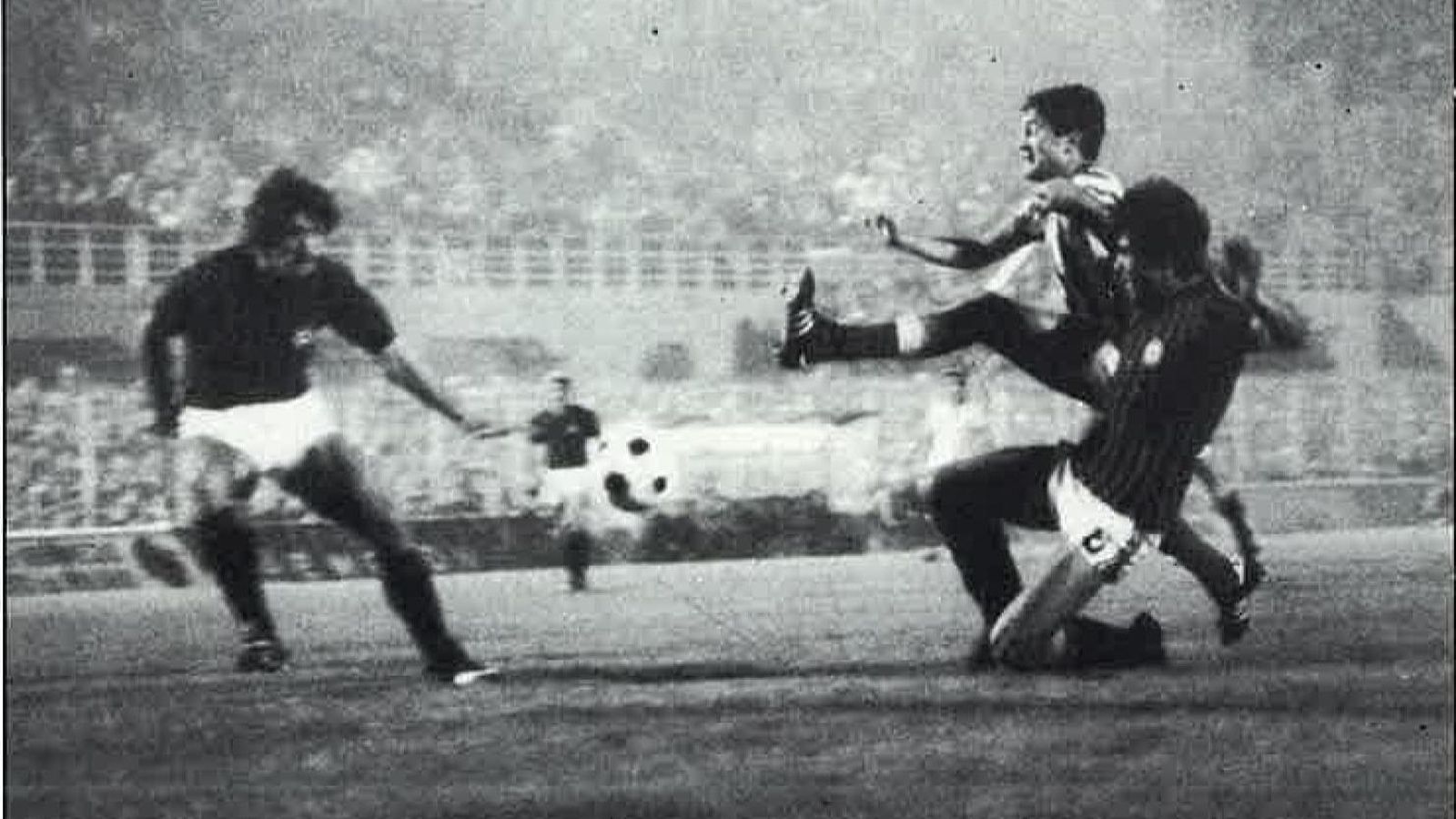 Gordillo dispara contra la portería de Albertosi.