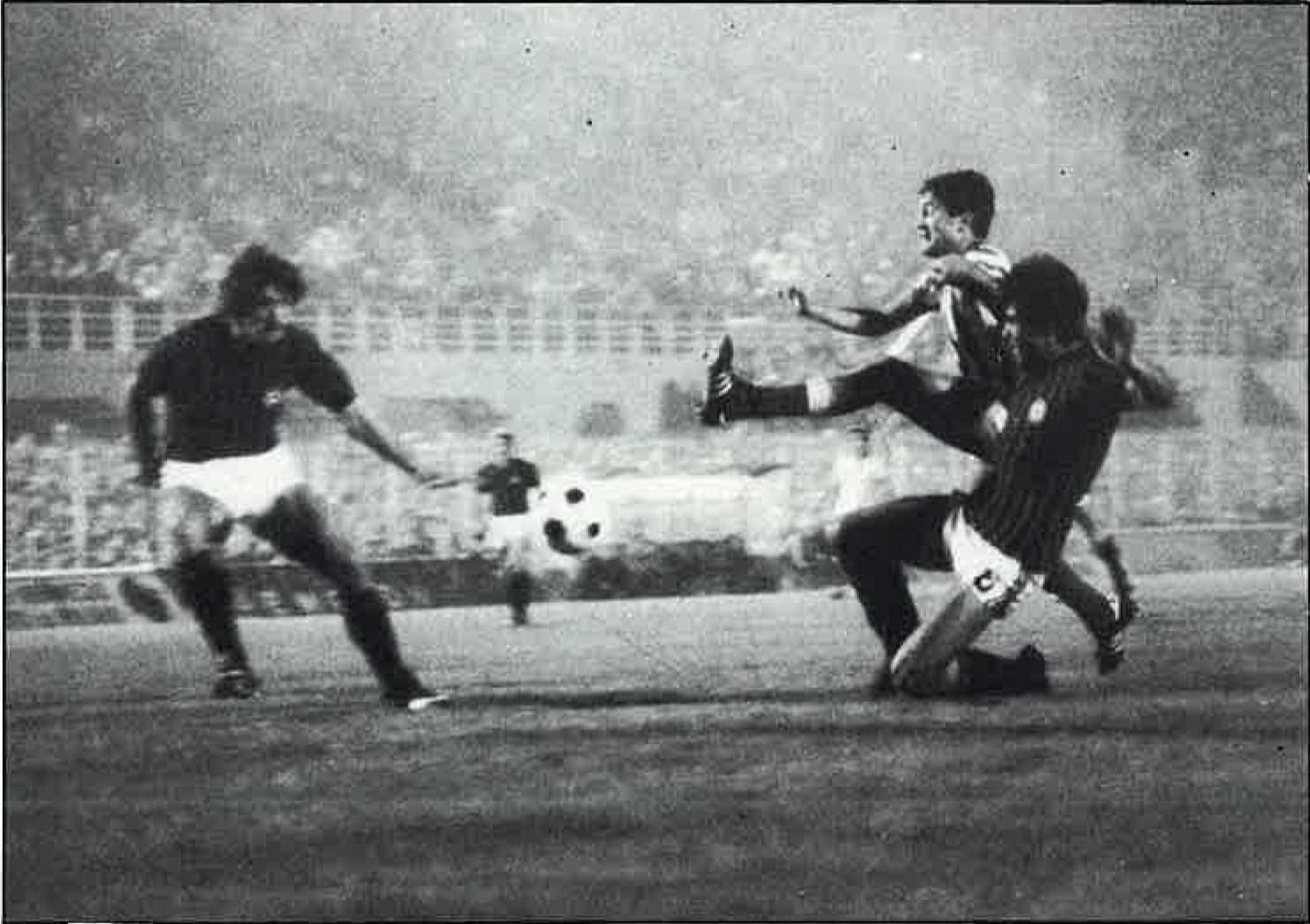 Gordillo dispara contra la portería de Albertosi.