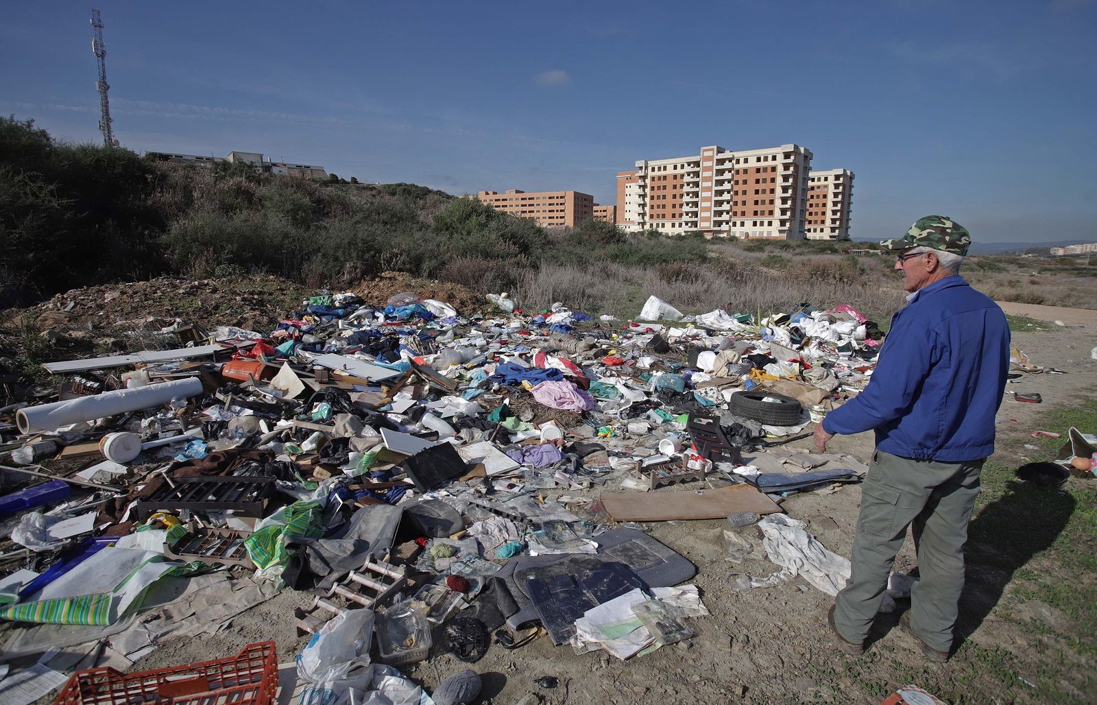 Fotos de los vertederos y escombreras ilegales en la zona de Alamillos Oeste en Algeciras