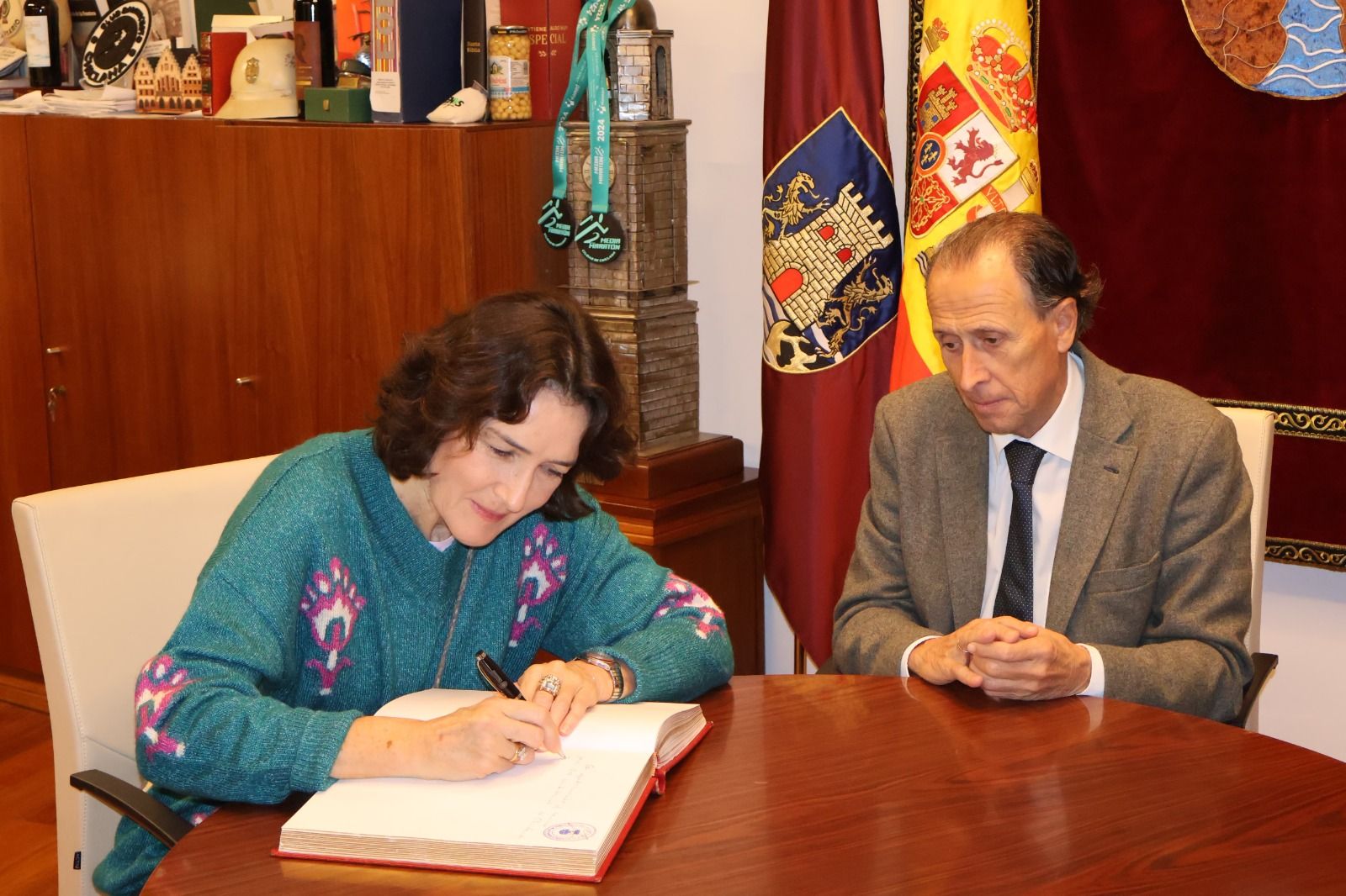 José María Román y Ángeles González-Sinde participan en la firma del Libro de Oro de Chiclana.
