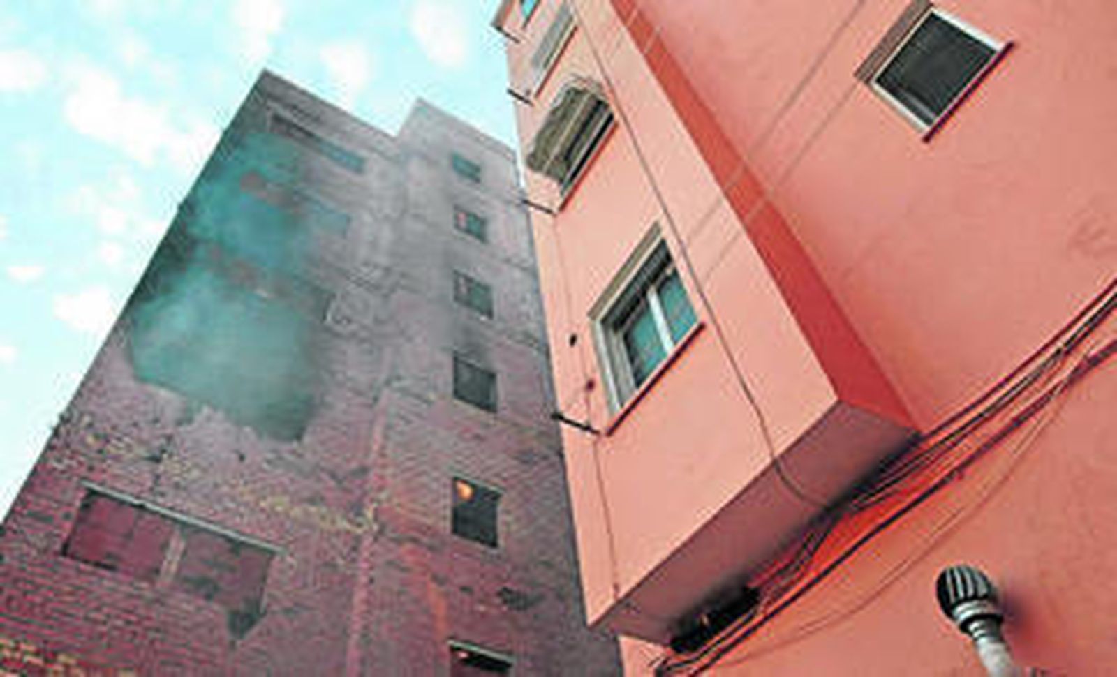 El edificio abandonado de Los Chinchorros en el que se produjo el incendio el pasado jueves, a escasos metros de un bloque de viviendas.