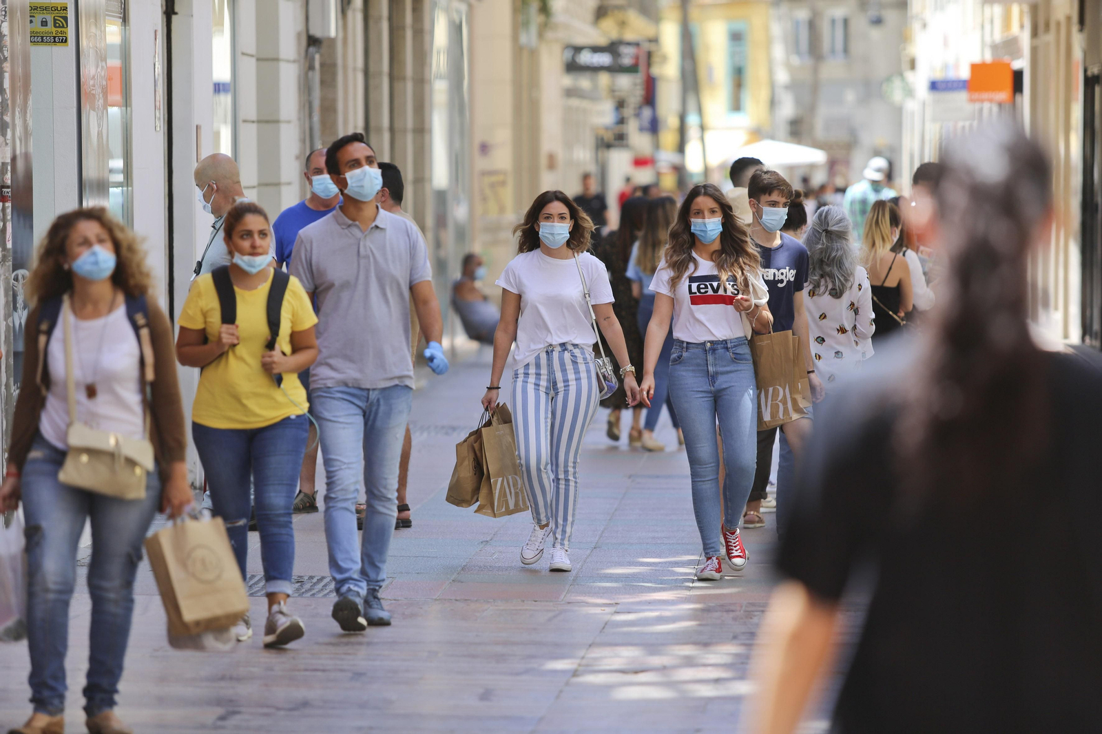 Personas con mascarilla por el centro de Málaga.