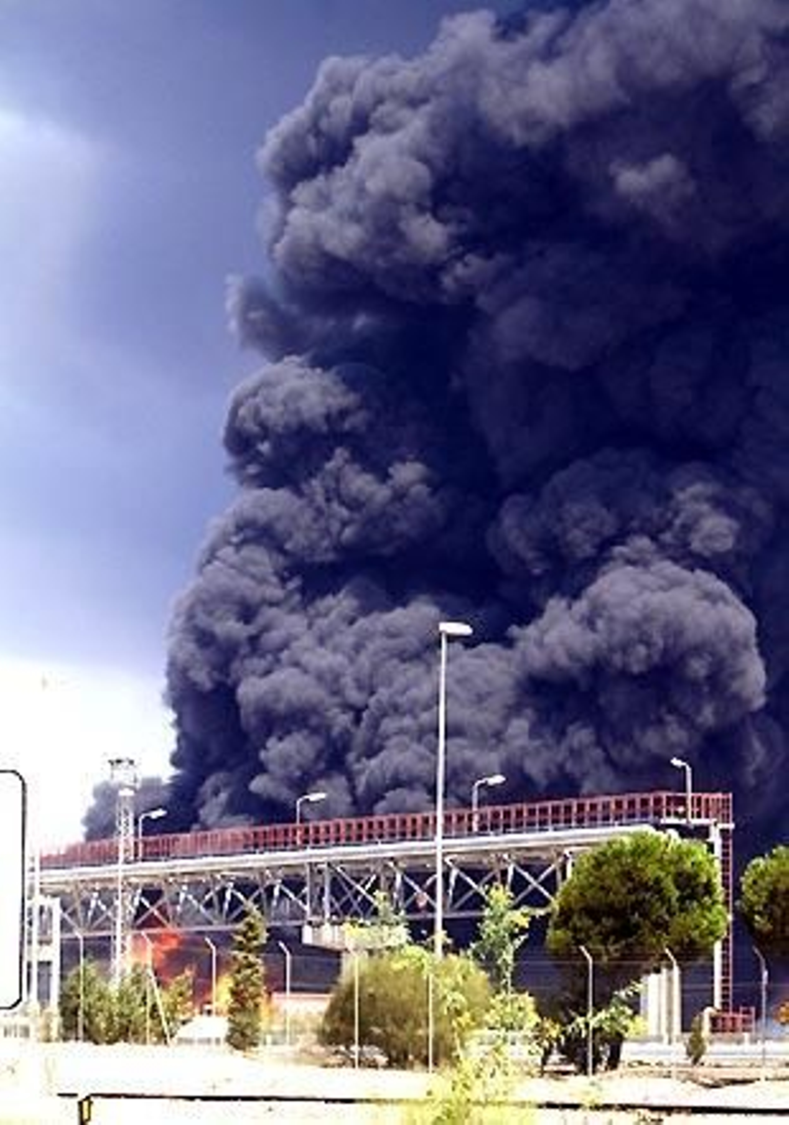 Dos muertos y dos heridos en un incendio en una refinería en Huelva