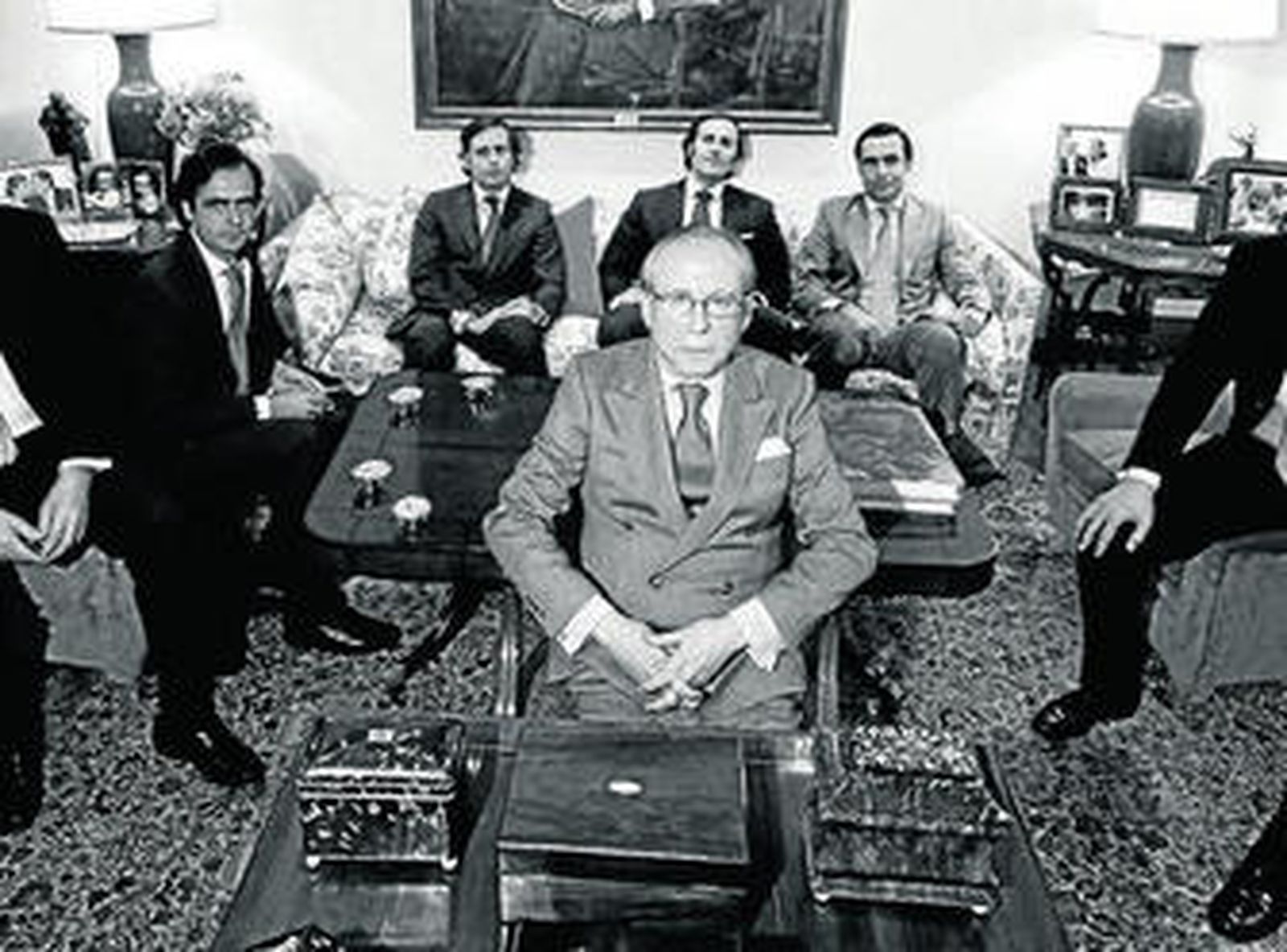 José María Ruiz-Mateos con sus seis hijos varones en su domicilio de Somosaguas (Madrid).