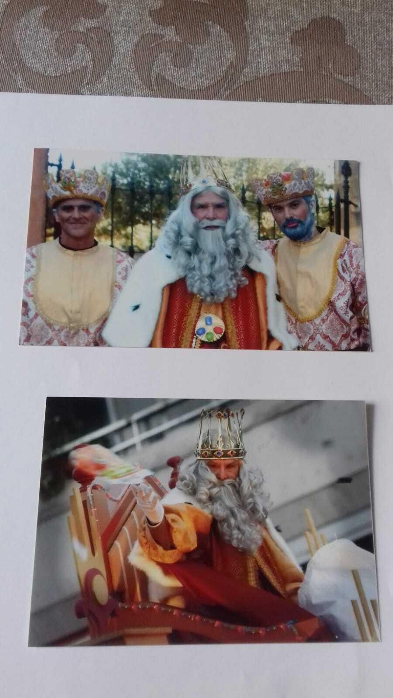 Pepe Ravelo, junto a sus hijos como Rey Melchor. Pepe Ravelo, junto a sus hijos como Rey Melchor.