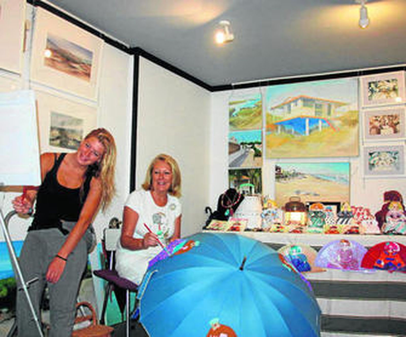 Vicky Díez y su hija Violeta Gil pintando en su galería de arte.