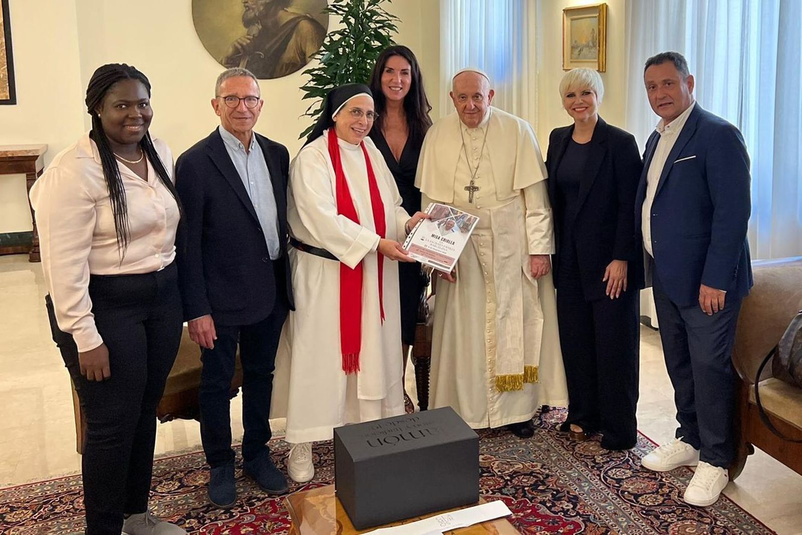 Pasión Vegajunto al Papa Francisco en su visita al Vaticano.