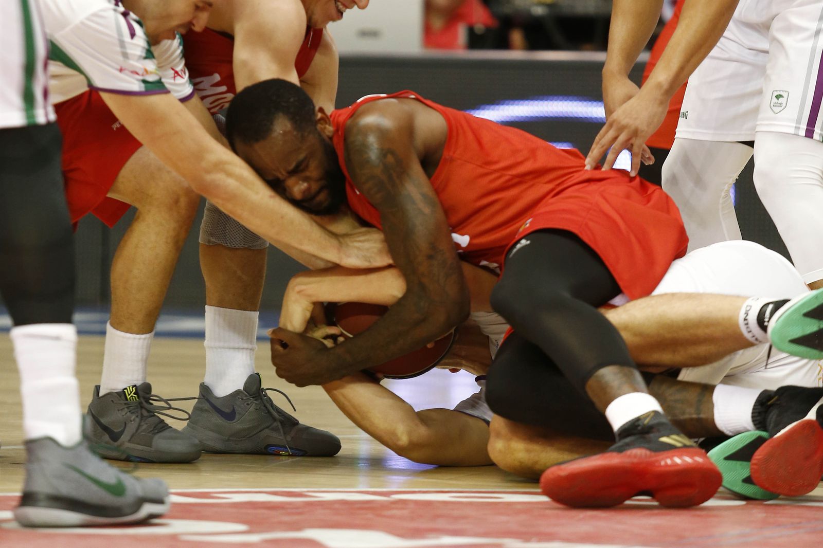 Eyenga pelea por un balón con Carlos Suárez.