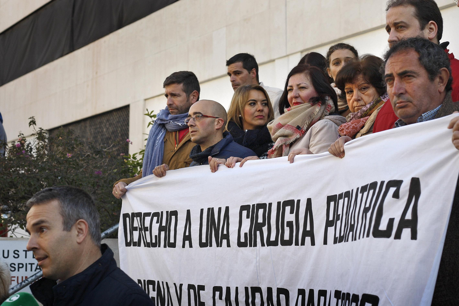 Imagen de una de las concentraciones que protagonizaron padres de niños con enfermedades raras a las puertas del hospital Puerta del Mar.