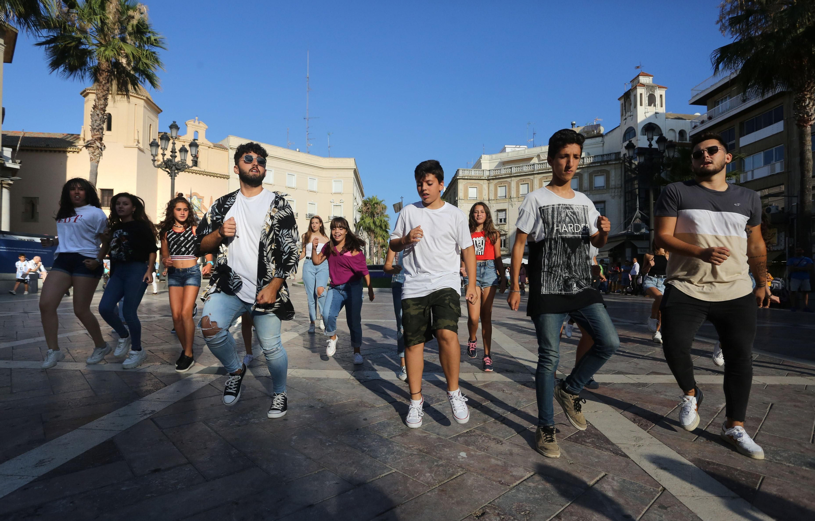 Miembros de la Asociación juvenil Carabela y Francisco Navarro Lara, promotor del concierto 'Hollywood Sinfónico', realizan un 'flashmob' urbano.