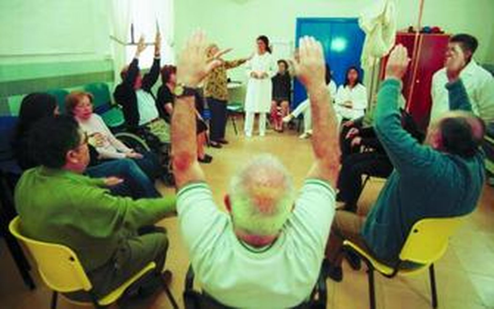 Un grupo de enfermos de párkinson en una sesión de rehabilitación.