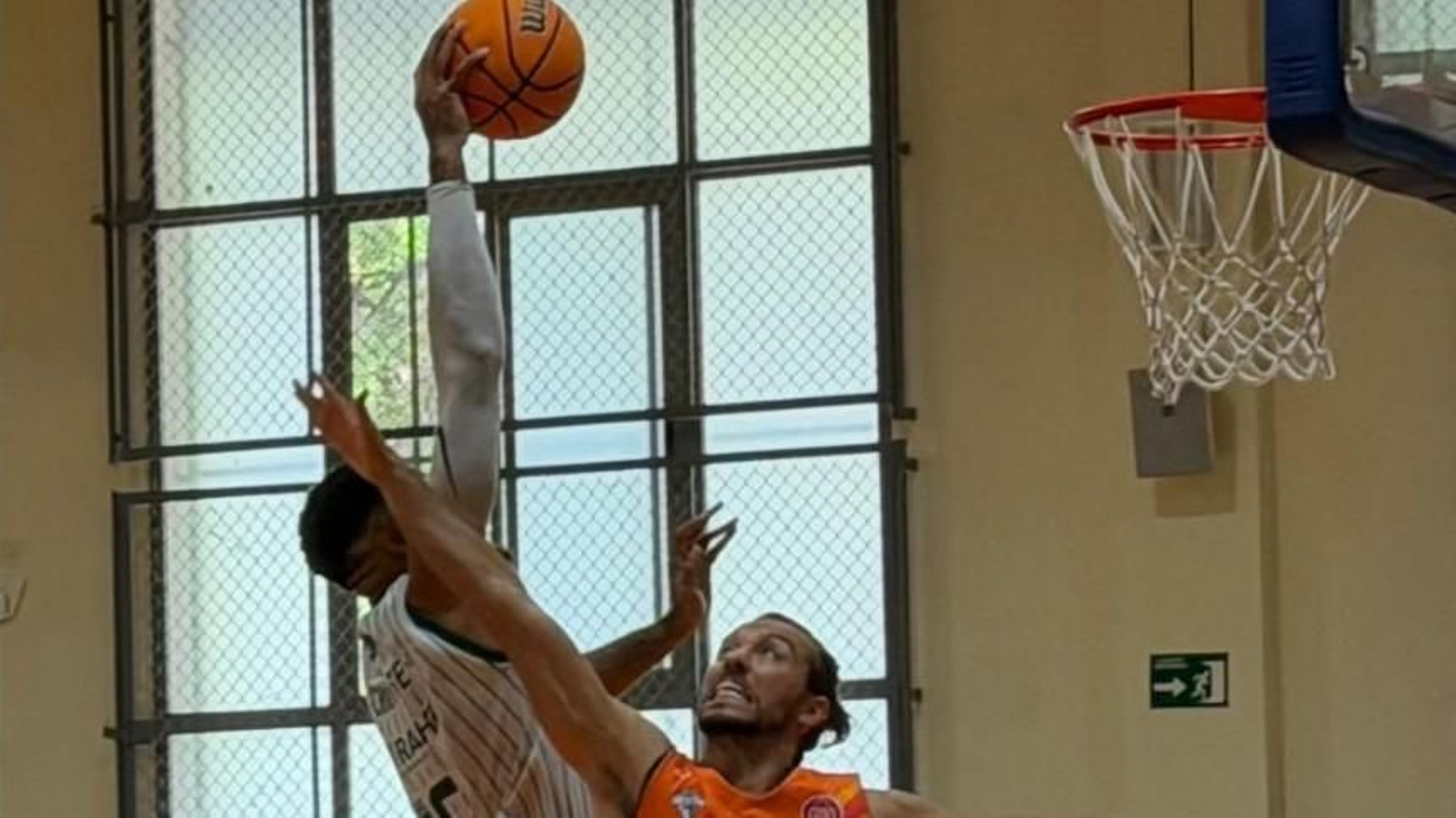 Schutte es presionado por un rival.