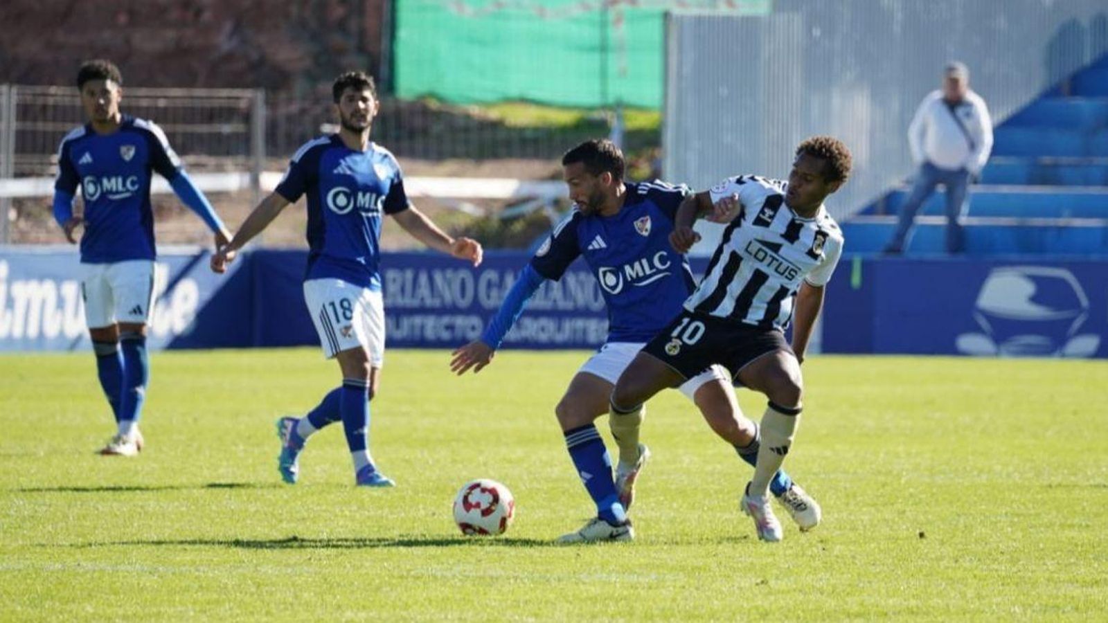 João Pedro forcejea con un adversario en el Linares-Balona de este domingo João Pedro forcejea con un adversario en el Linares-Balona de este domingo