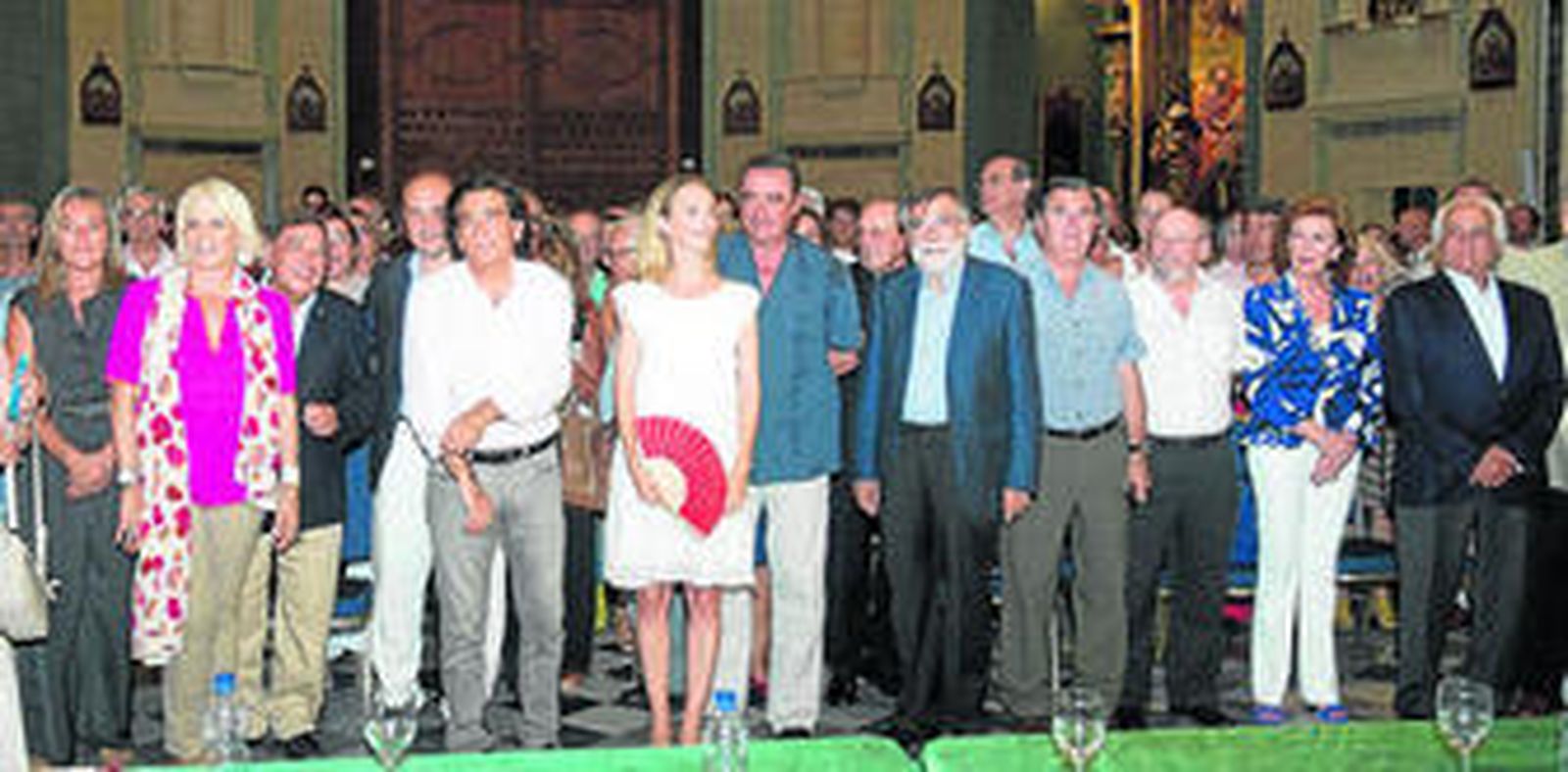 La alcaldesa de Cádiz, Teófila Martínez, a la izquierda, posó con los participantes en el debate en la foto de familia.