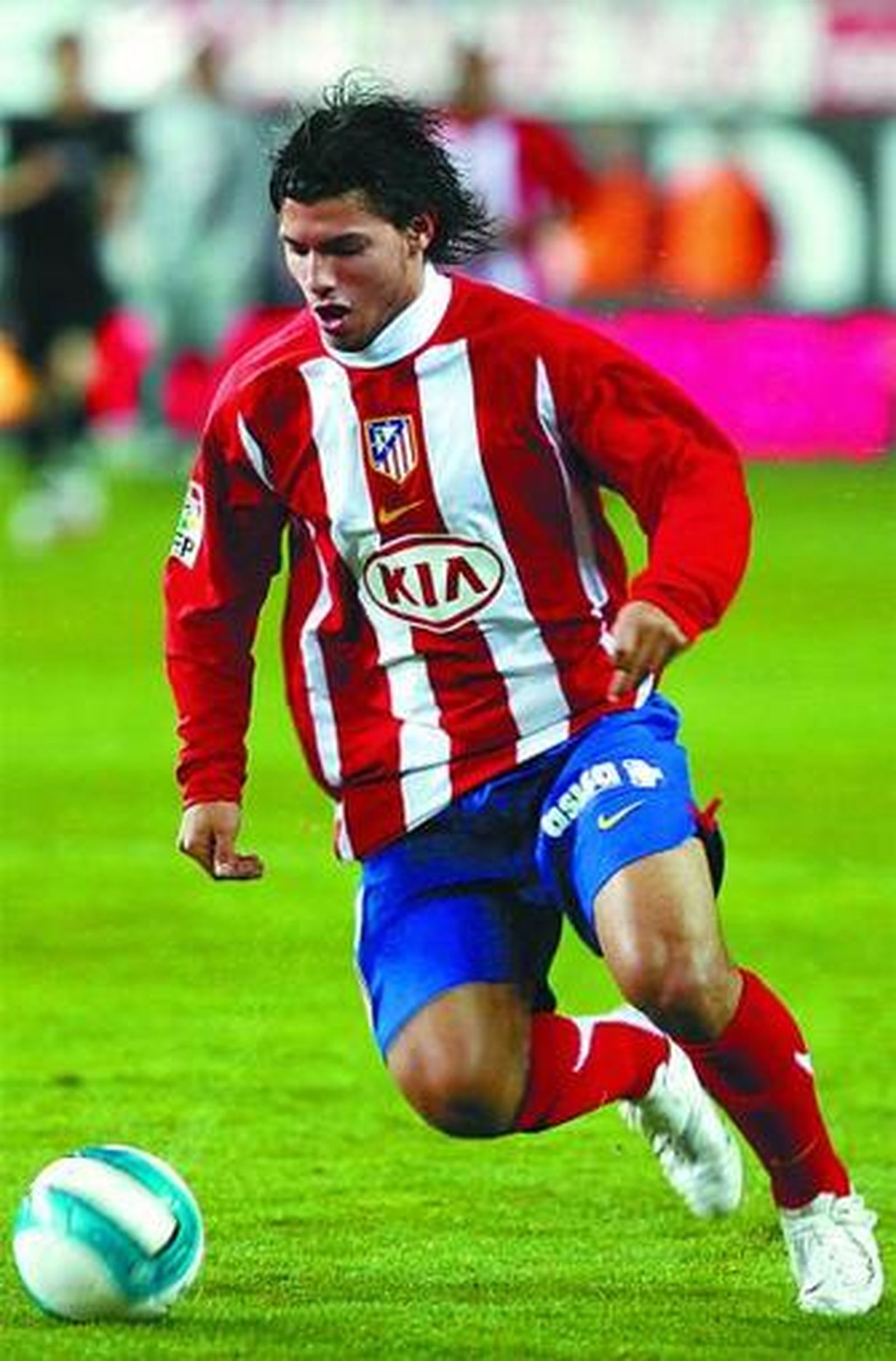 Agüero conduce el balón en un partido con el Atlético de Madrid.