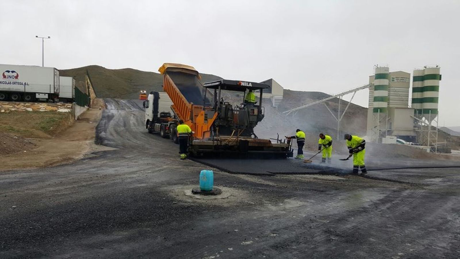 Ya han dado comienzo los trabajos de asfaltado en el polígono.
