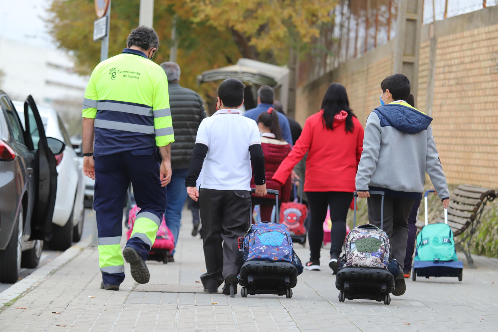 Niños acuden al colegio.