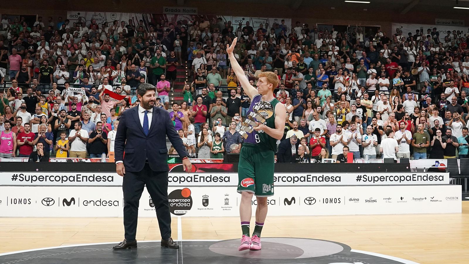 Alberto, con el trofeo de subcampeón de Supercopa