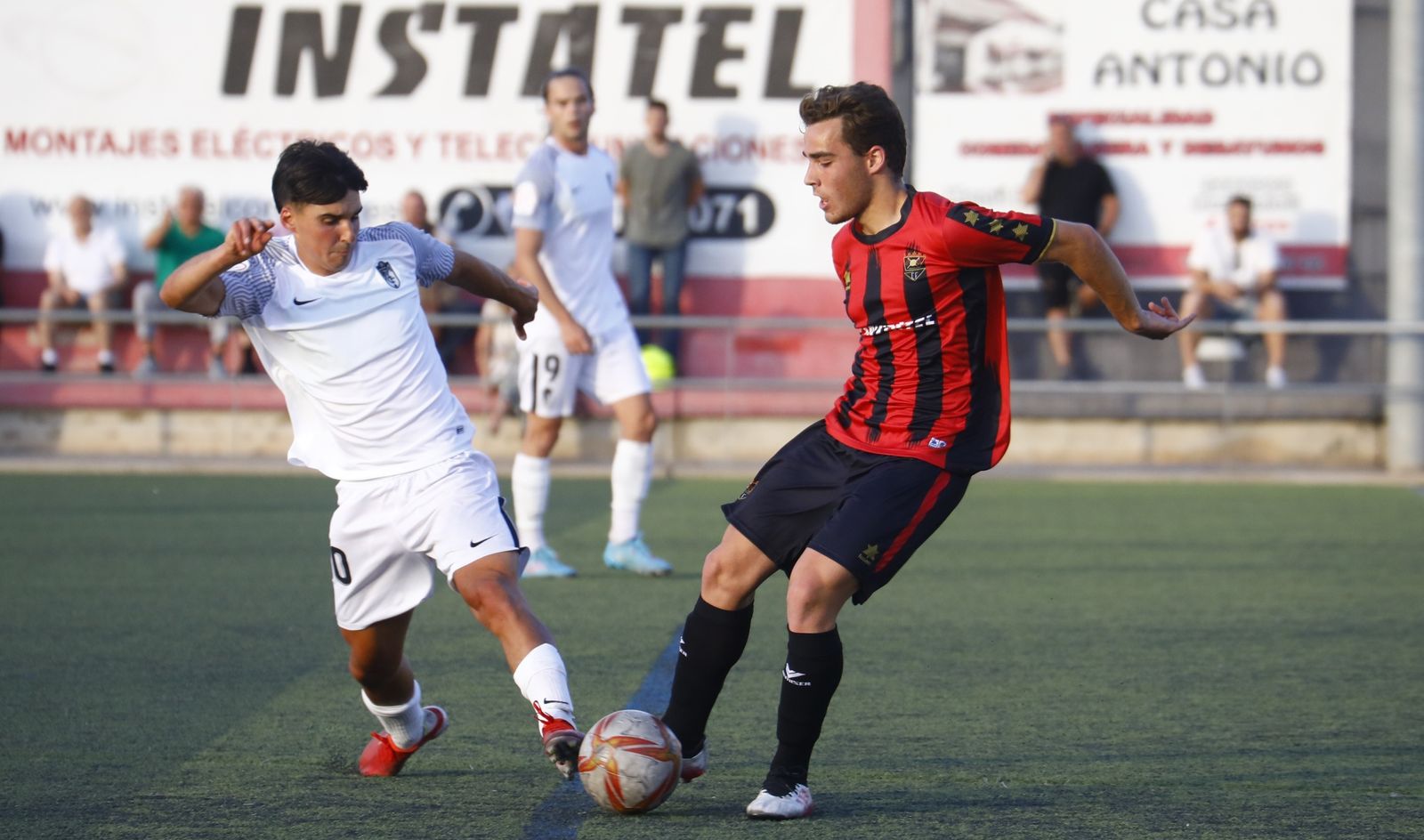 Tole es presionado por un jugador del Granada.