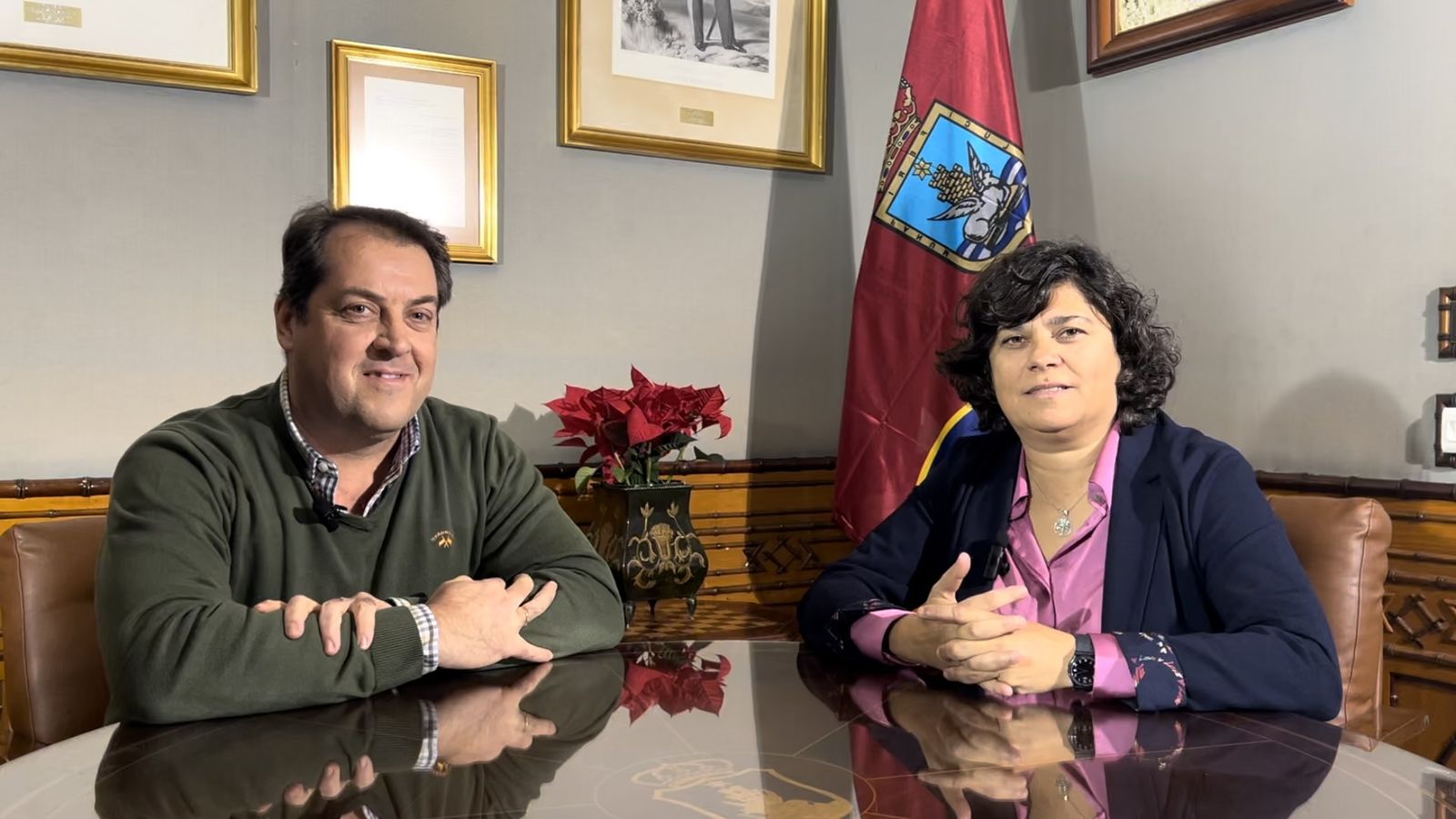 Agustín Hernández y Carmen Álvarez tras renovar el convenio de colaboración.