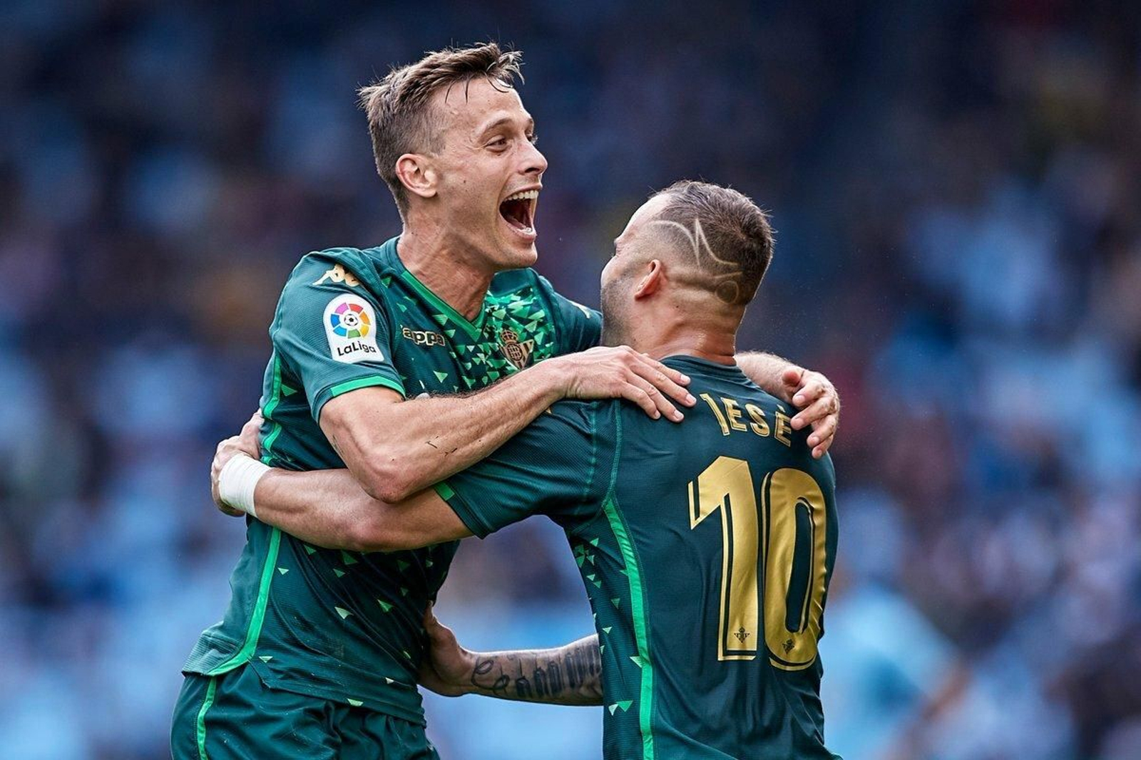 Canales celebra con Jesé el gol de la victoria en Vigo.