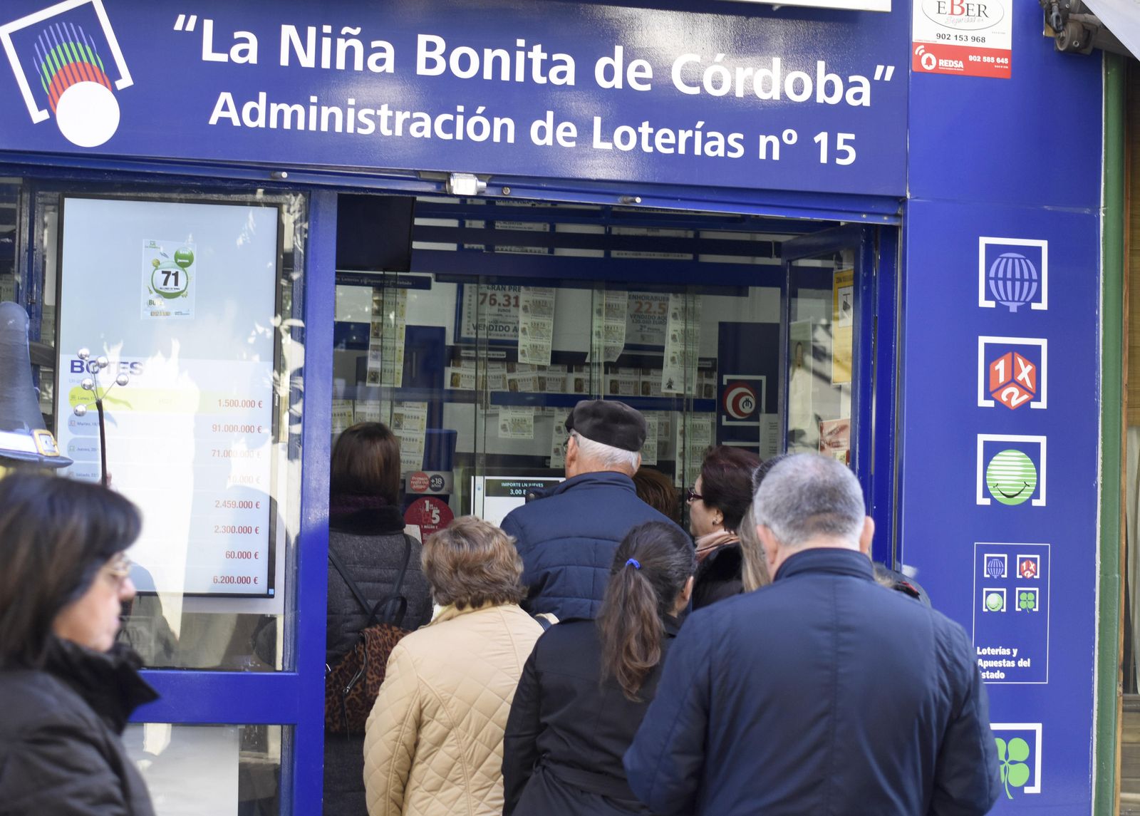 Cola en una de las administraciones de Ronda de los Tejares.