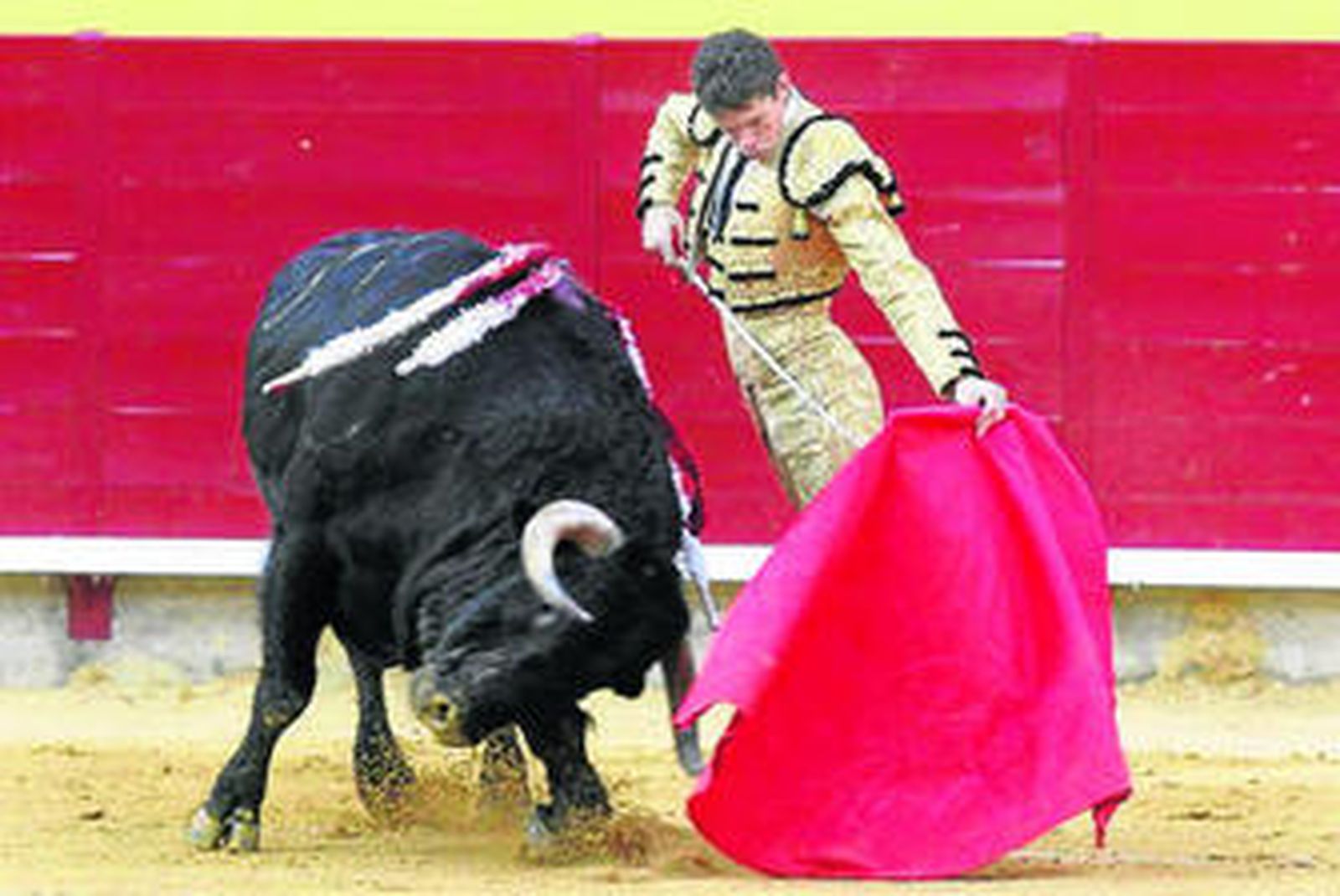 El sevillano Daniel Luque sumó otro trofeo en la plaza de Palencia.