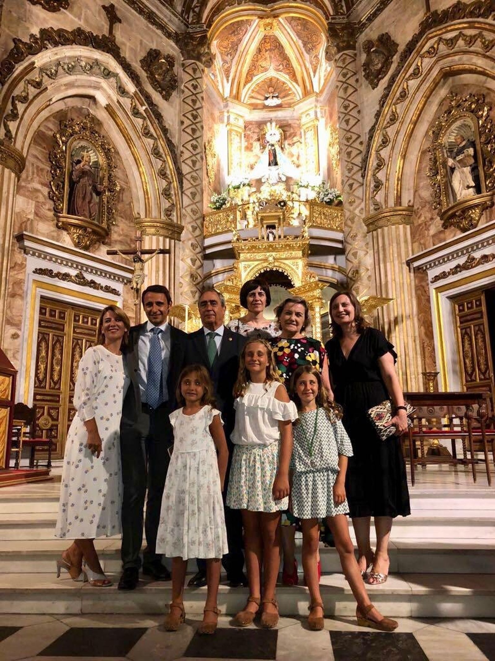 Con su familia ante la Virgen del Mar, de la que fue pregonero en 2018.