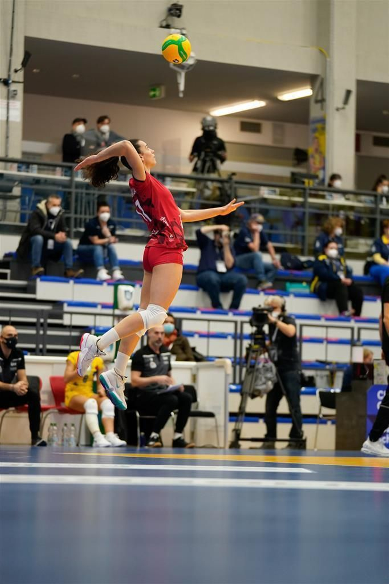 Ana Escamilla realiza un saque durante un partido en época de pandemia.
