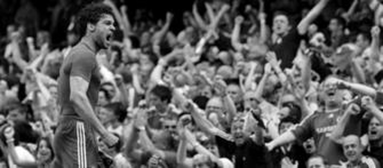 Ballack celebra junto a los aficionados del Chelsea uno de los tantos que consiguió ante el Mancheter United.