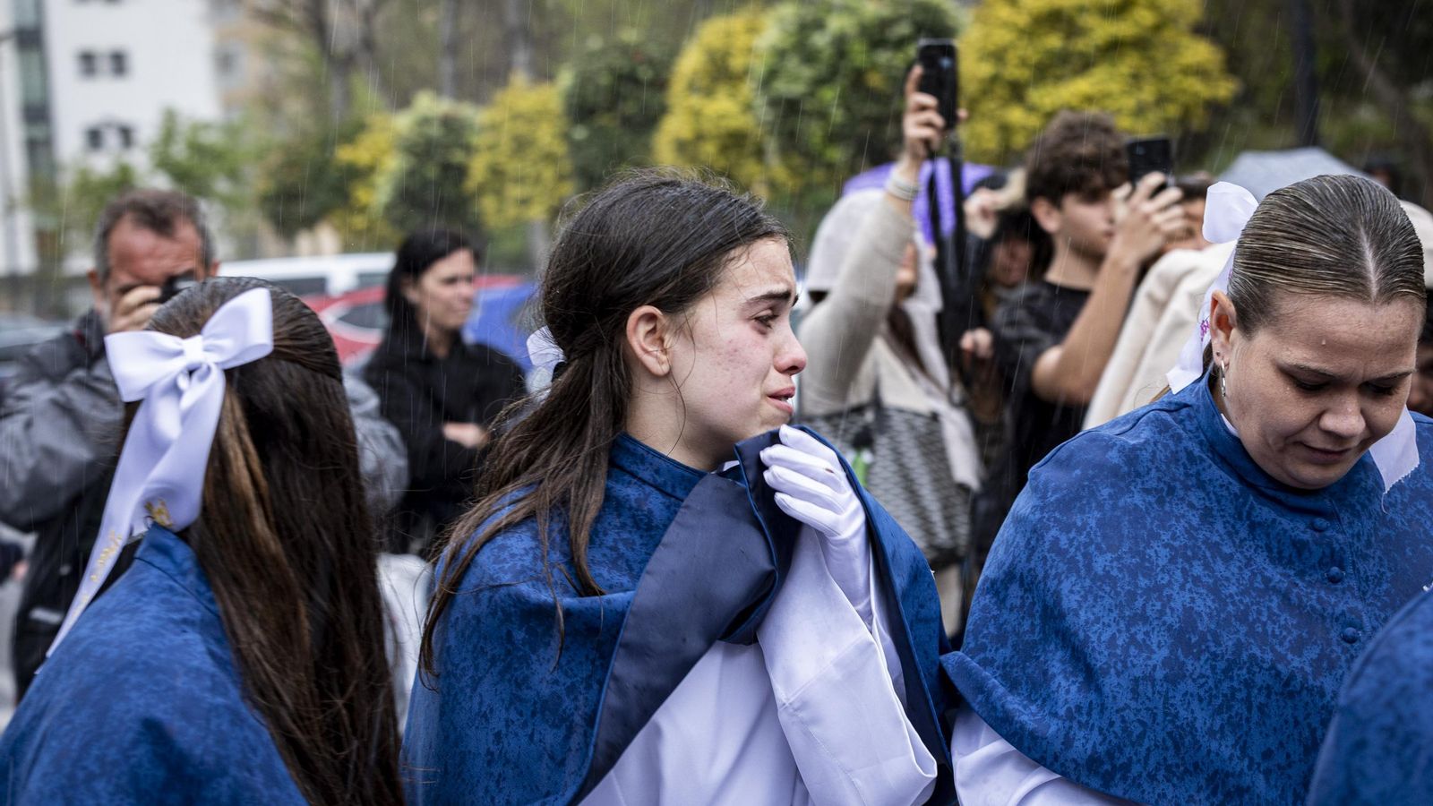 En imágenes,  El Prendimiento de San Fernando tuvo que volverse a su templo entre lágrimas y lluvia