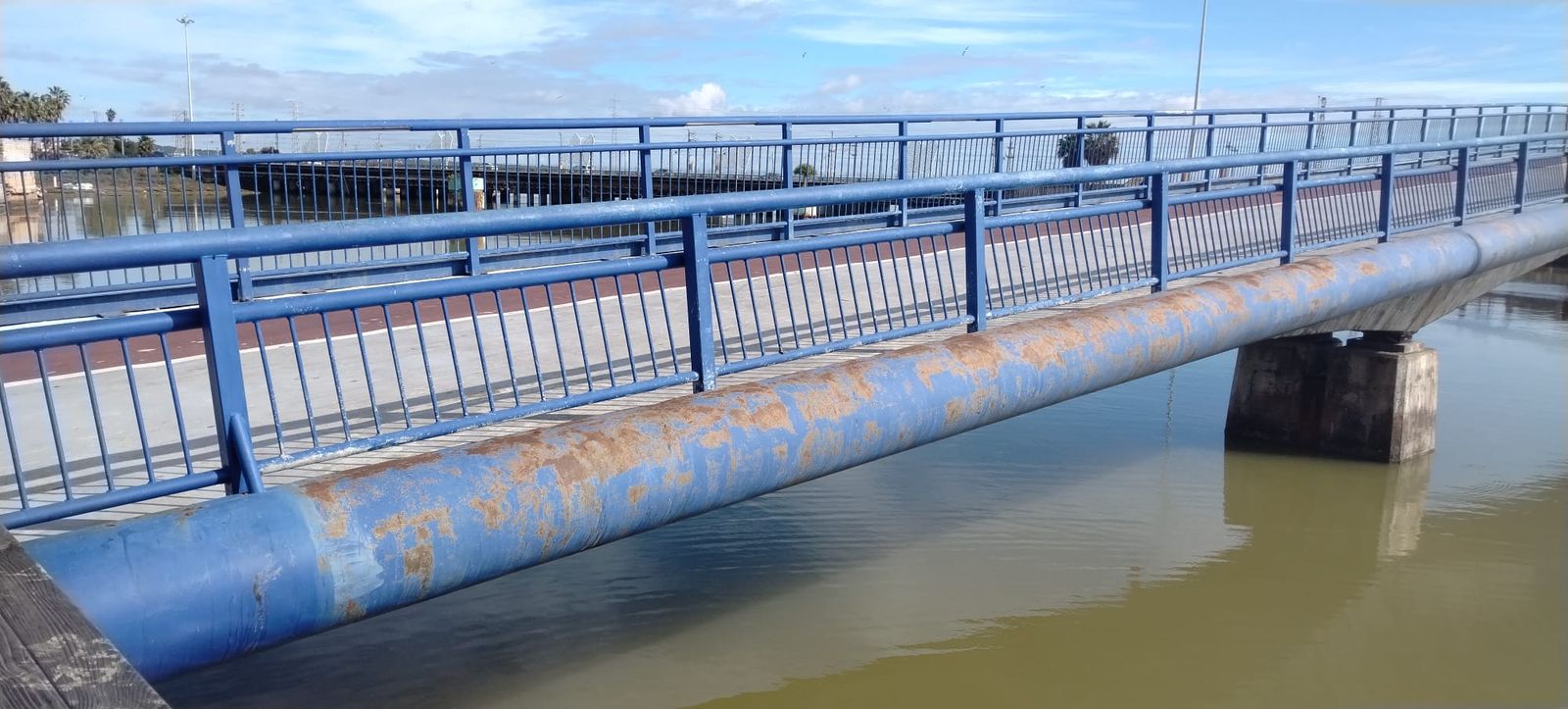 Este es el aspecto que presenta la pasarela, con la pintura desvaída y llena de óxido.