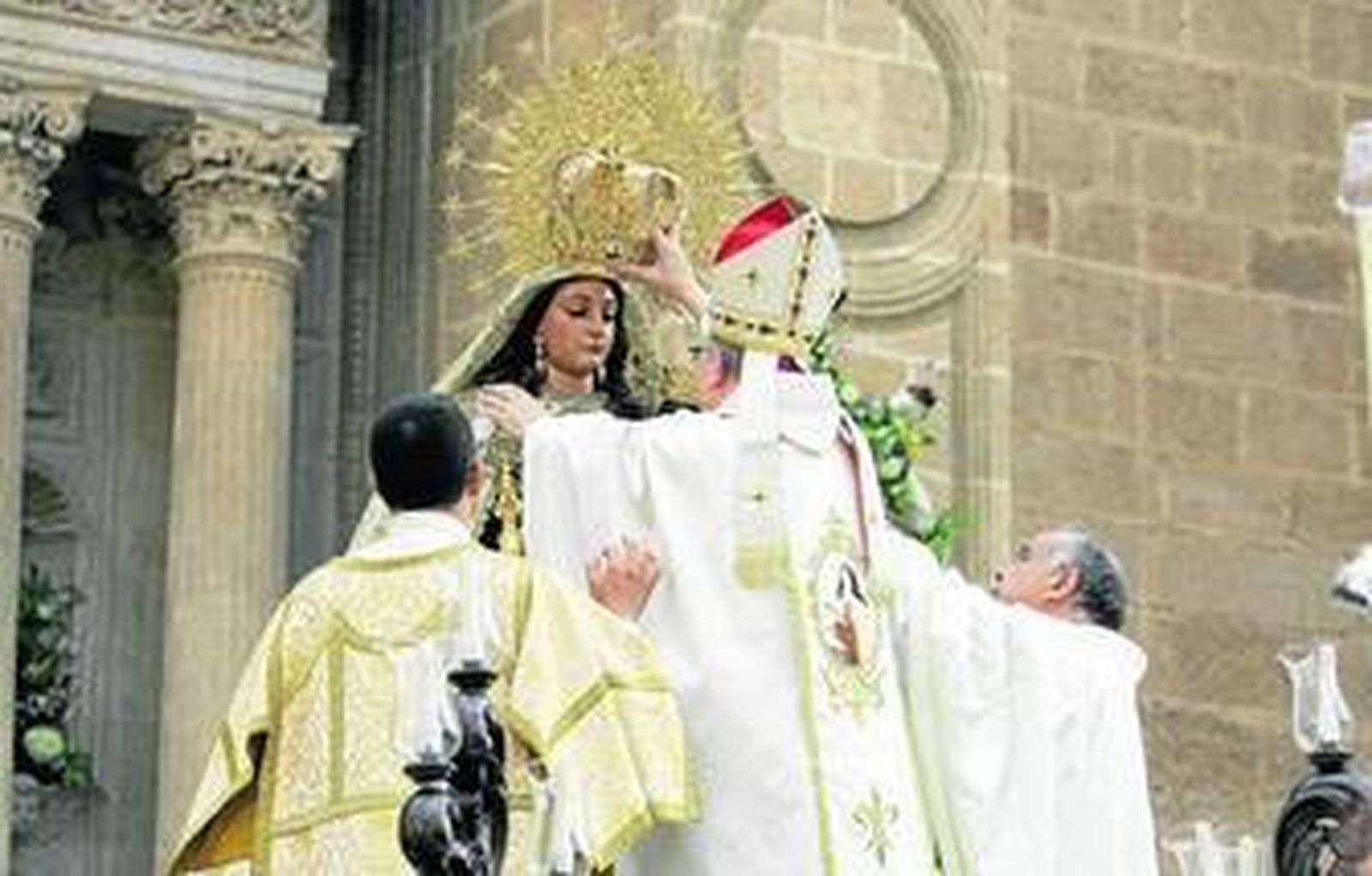 Momento de la Coronación de la Reina de las Huertas por parte del Obispo.