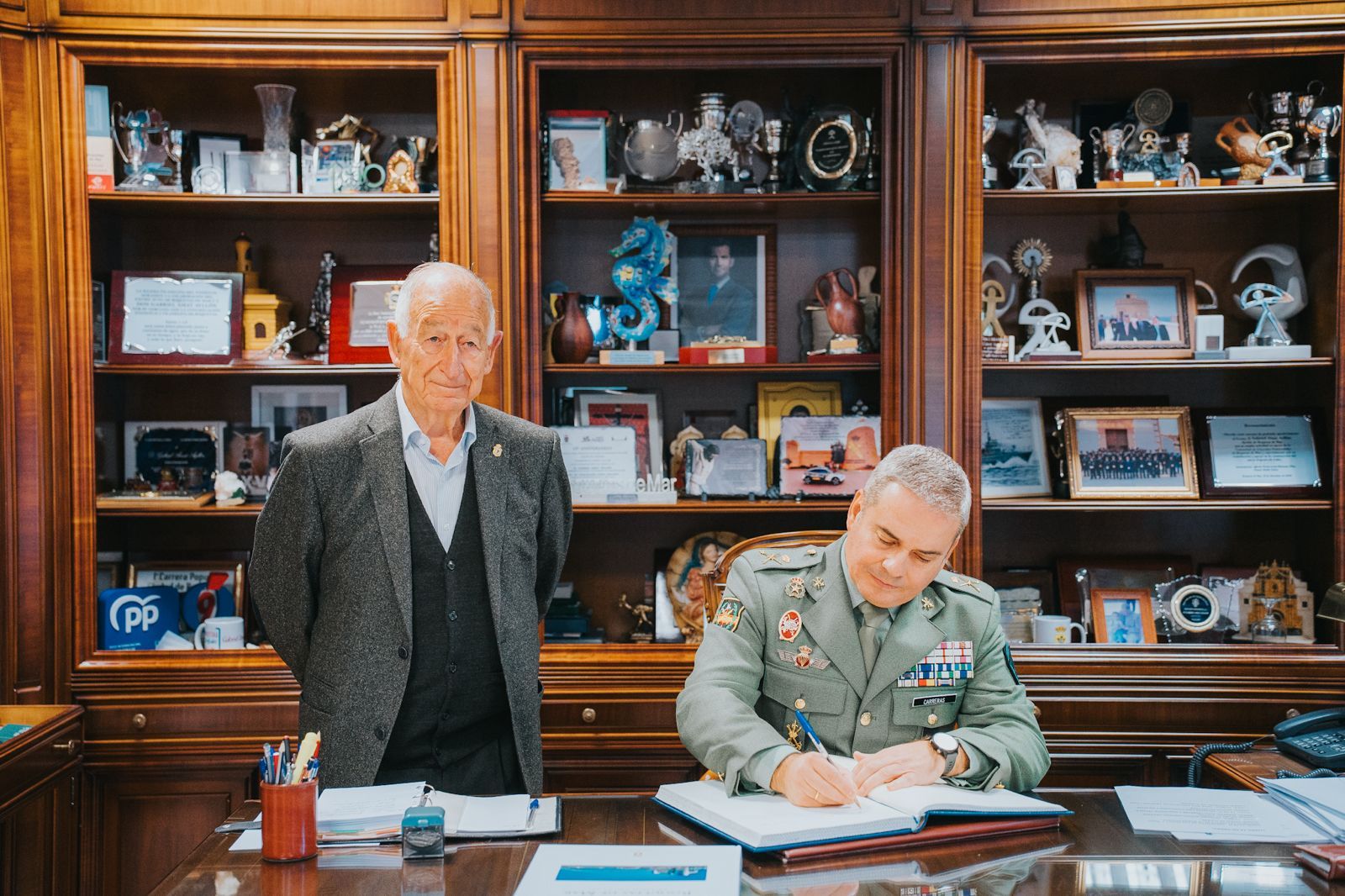 El general Carreras firma en el Libro de Honor de Roquetas de Mar.