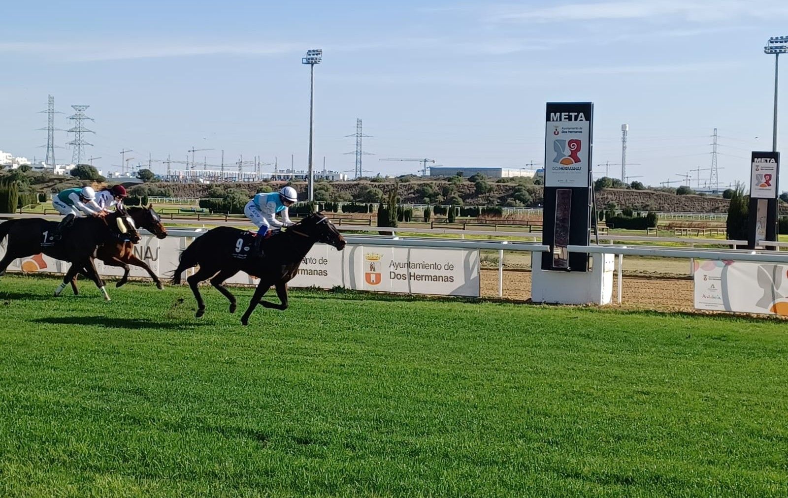 Denisa Sikorova gana con 'Save Your Break' en una de las carreras recientes en el Gran Hipódromo de Dos Hermanas.