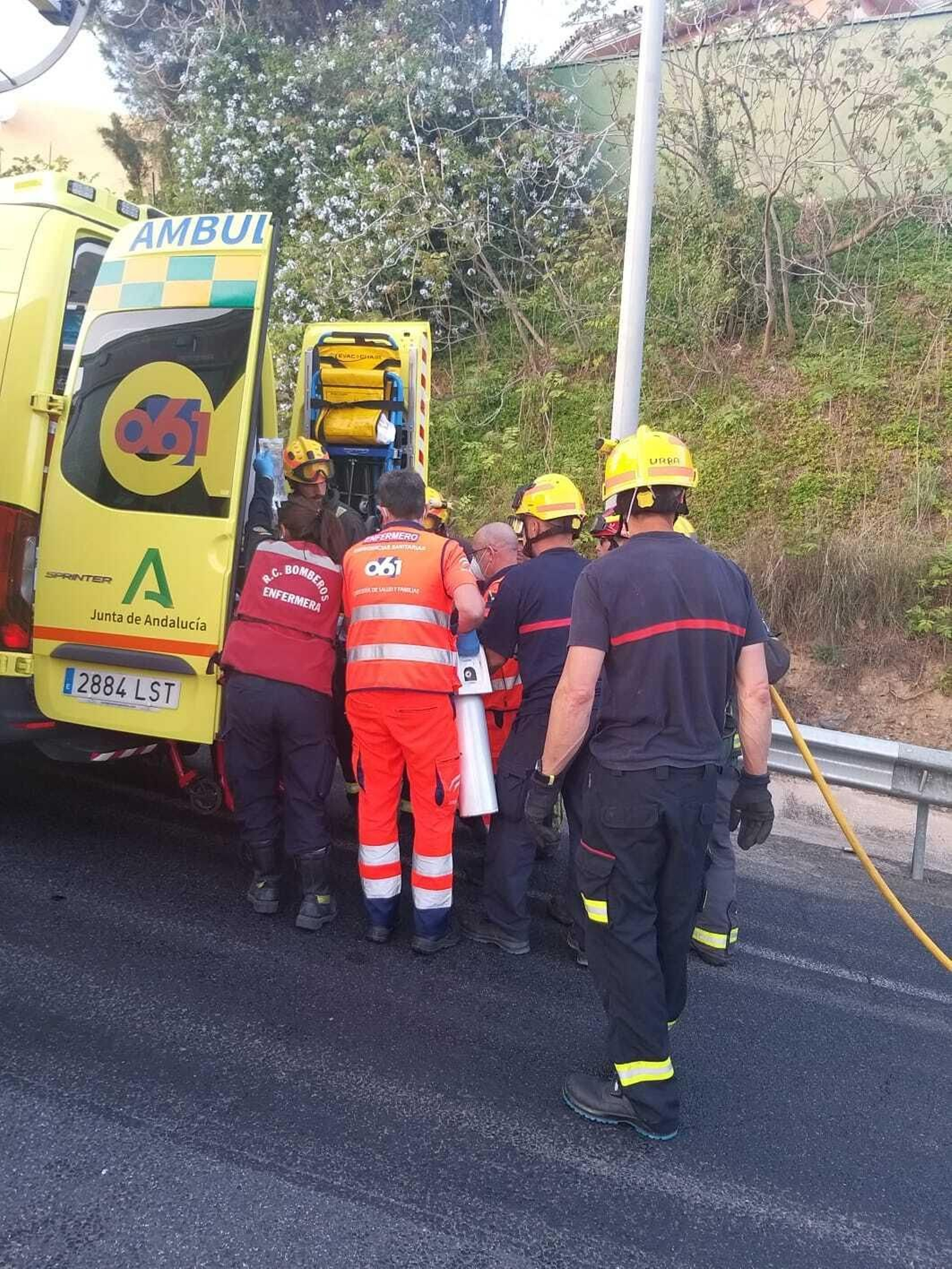Actuación de bomberos y sanitarios.
