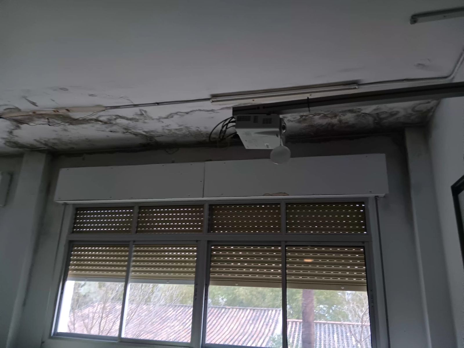 Las goteras del IES Hozgarganta en Jimena de la Frontera, que están afectando a las clases e incluso a la instalación eléctrica.