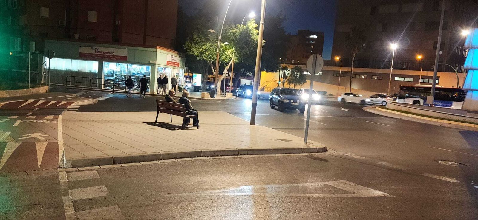 Vecinos sentados en un banco junto a la Carretera de Níjar-Los Molinos.