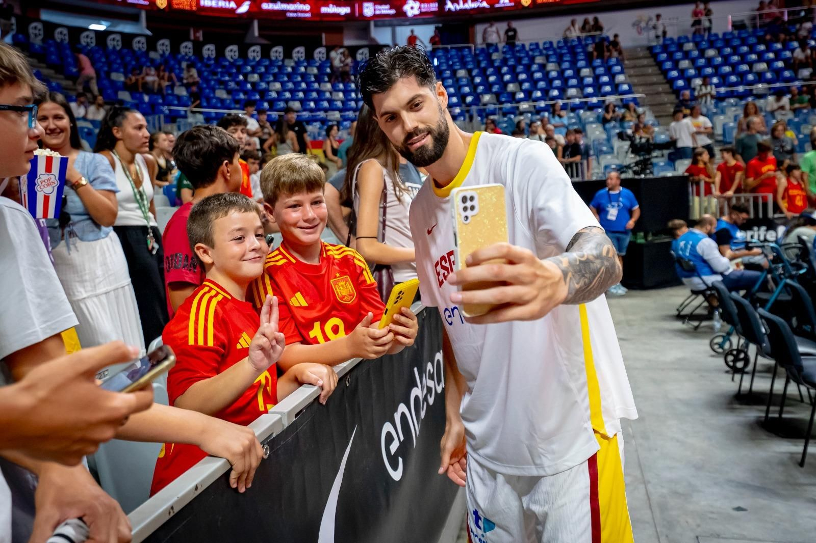 Búscate en el Carpena en el España-Portugal, con algunos VIP