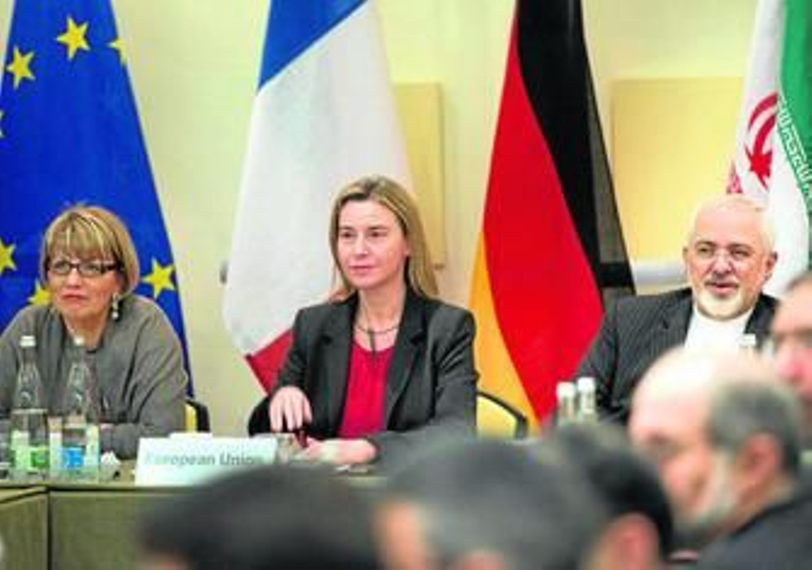 La Alta Representante de la UE, Federica Mogherini (centro), y el ministro iraní de Exteriores, Javad Zarif, al inicio del encuentro en Lausana.