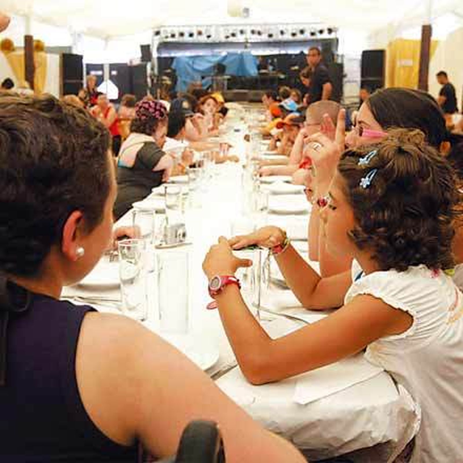 Un grupo de niños con problemas oncológicos disfruta de la Feria Real